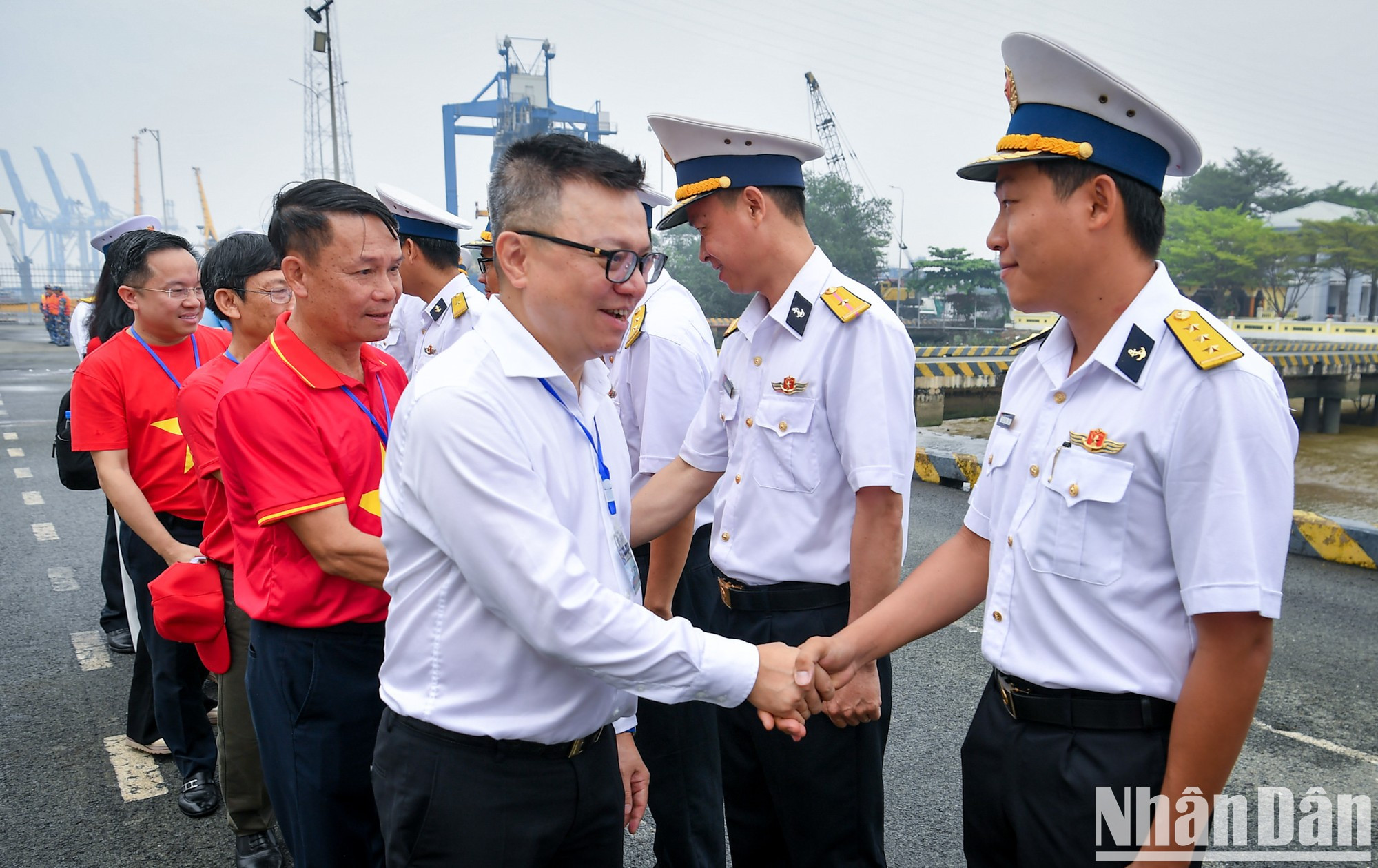 Le Quoc Minh y otros delegados se despiden de los soldados de la Brigada 125, Zona Naval 2. Le Quoc Minh y otros delegados se despiden de los soldados de la Brigada 125, Zona Naval 2.