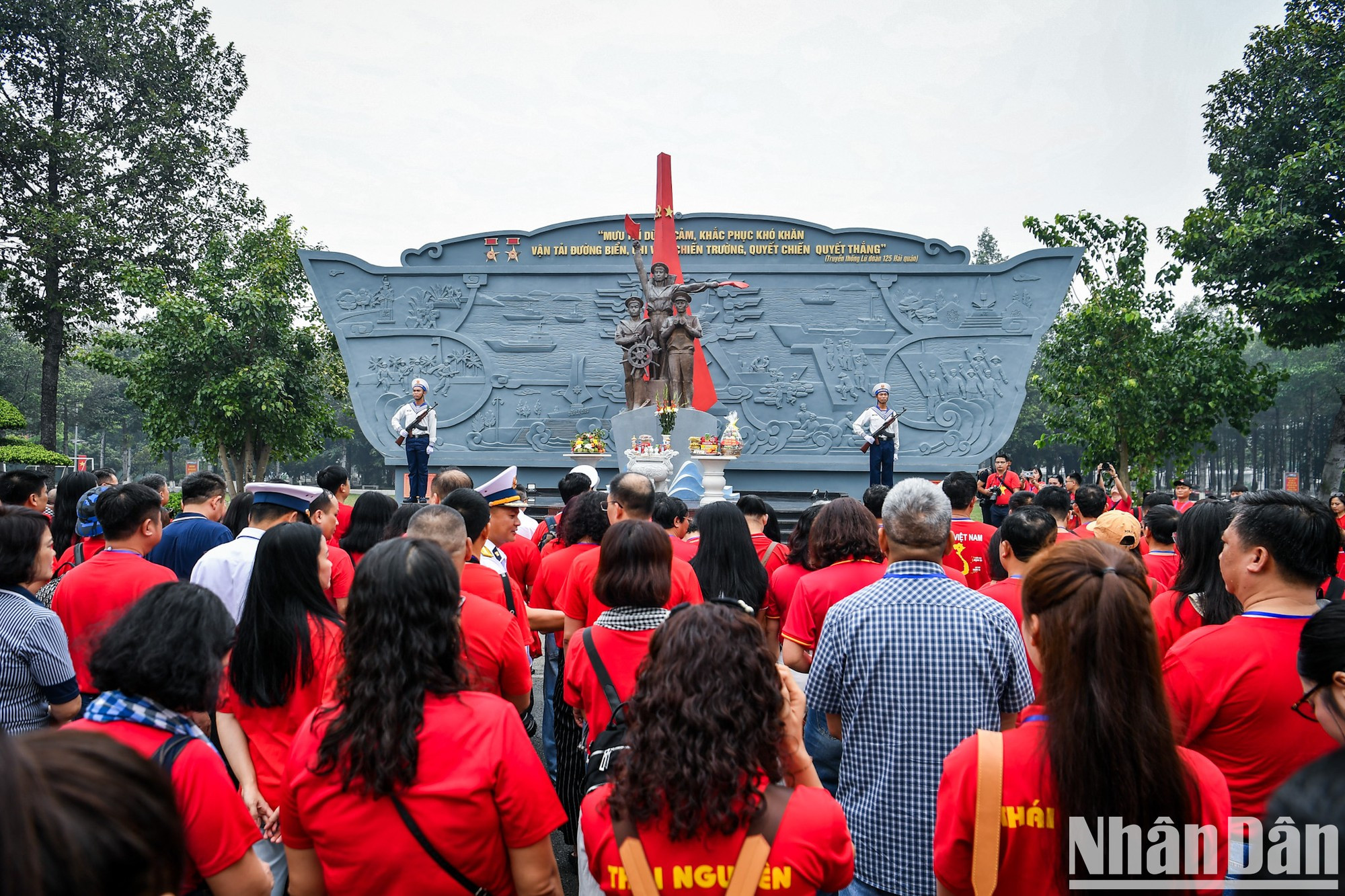 Antes de iniciar el viaje, los delegados ofrecen inciensos en el Monumento a los Mártires de la Flotilla de barcos sin número. Antes de iniciar el viaje, los delegados ofrecen inciensos en el Monumento a los Mártires de la Flotilla de barcos sin número.