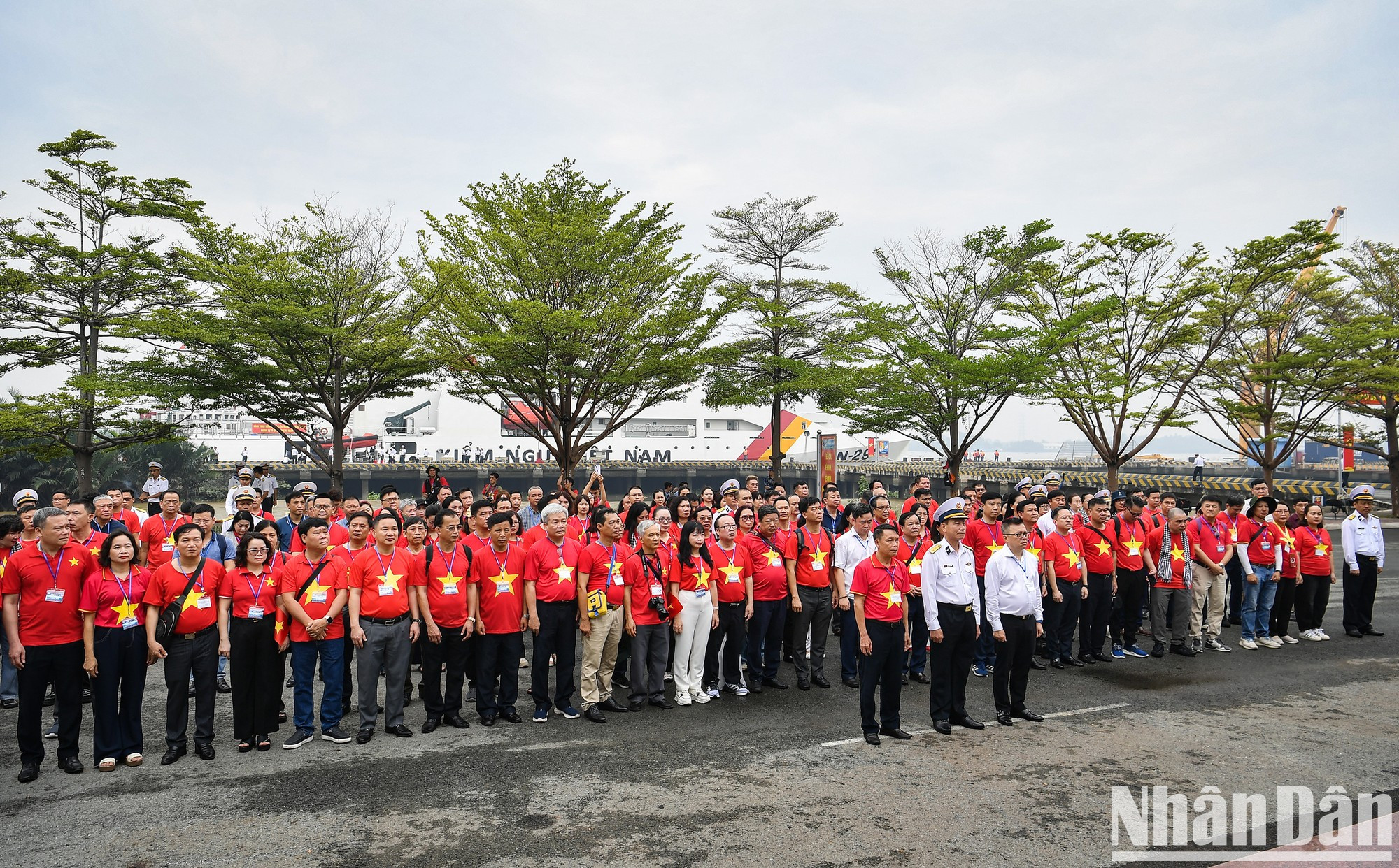 La delegación rinde homenaje en el Monumento a los Mártires de la Flotilla de barcos sin número, perteneciente a la Brigada 125, Zona Naval 2. La delegación rinde homenaje en el Monumento a los Mártires de la Flotilla de barcos sin número, perteneciente a la Brigada 125, Zona Naval 2.