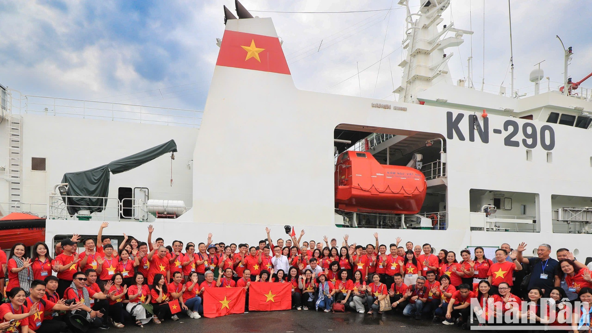 Reporteros y periodistas vietnamitas visitan el distrito insular de Truong Sa