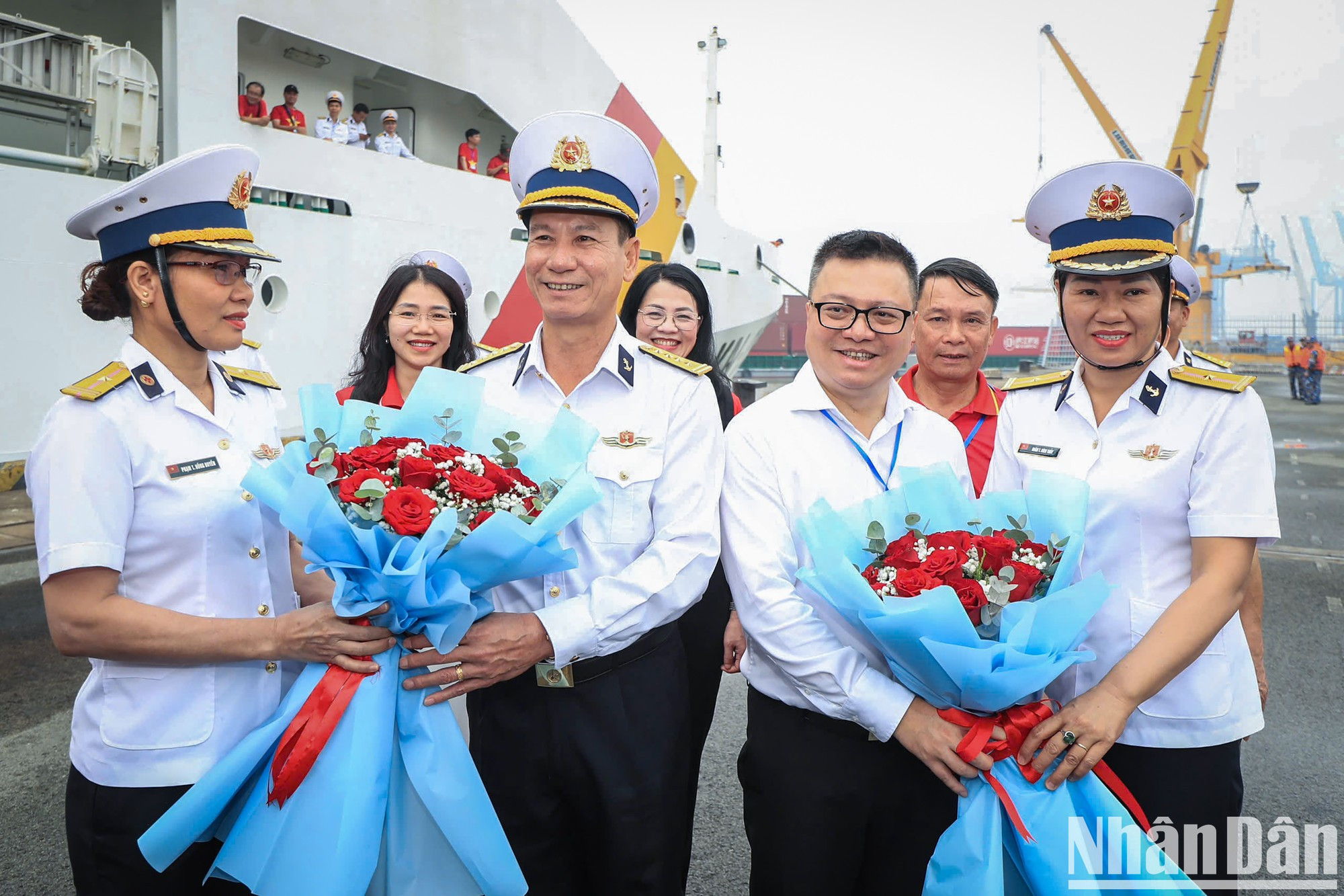 Do Hong Duyen y Le Quoc Minh reciben flores de parte de la Brigada 125 Do Hong Duyen y Le Quoc Minh reciben flores de parte de la Brigada 125