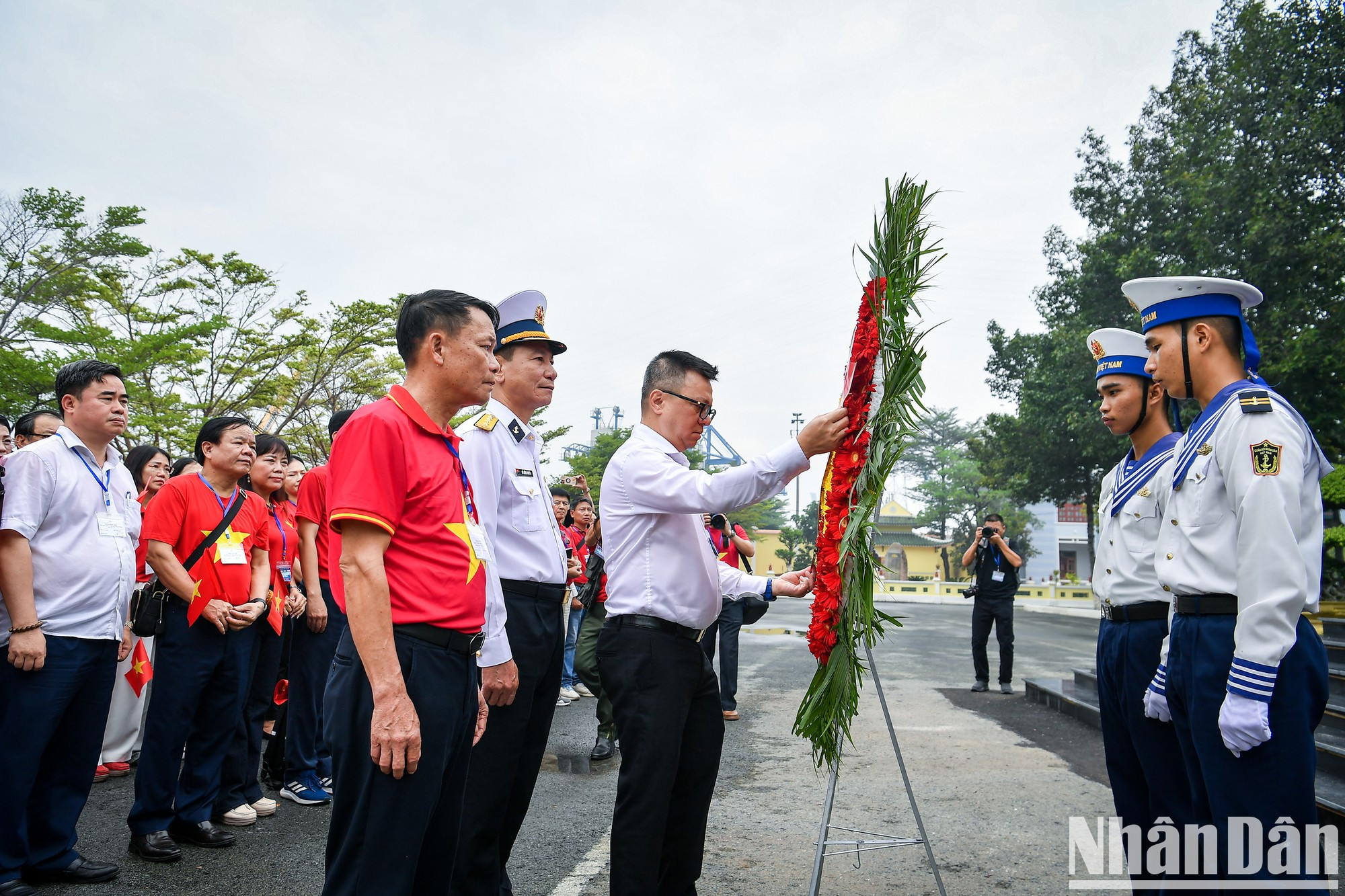 Le Quoc Minh, miembro del Comité Central del Partido Comunista de Vietnam (PCV), subjefe de la Comisión de Propaganda y Movilización de Masas del PCV, presidente-editor del periódico Nhan Dan y titular de la Asociación de Periodistas de Vietnam, rinde homenaje a los mártires de la Flotilla de barcos sin número depositando flores e incienso en su monumento. Le Quoc Minh, miembro del Comité Central del Partido Comunista de Vietnam (PCV), subjefe de la Comisión de Propaganda y Movilización de Masas del PCV, presidente-editor del periódico Nhan Dan y titular de la Asociación de Periodistas de Vietnam, rinde homenaje a los mártires de la Flotilla de barcos sin número depositando flores e incienso en su monumento.