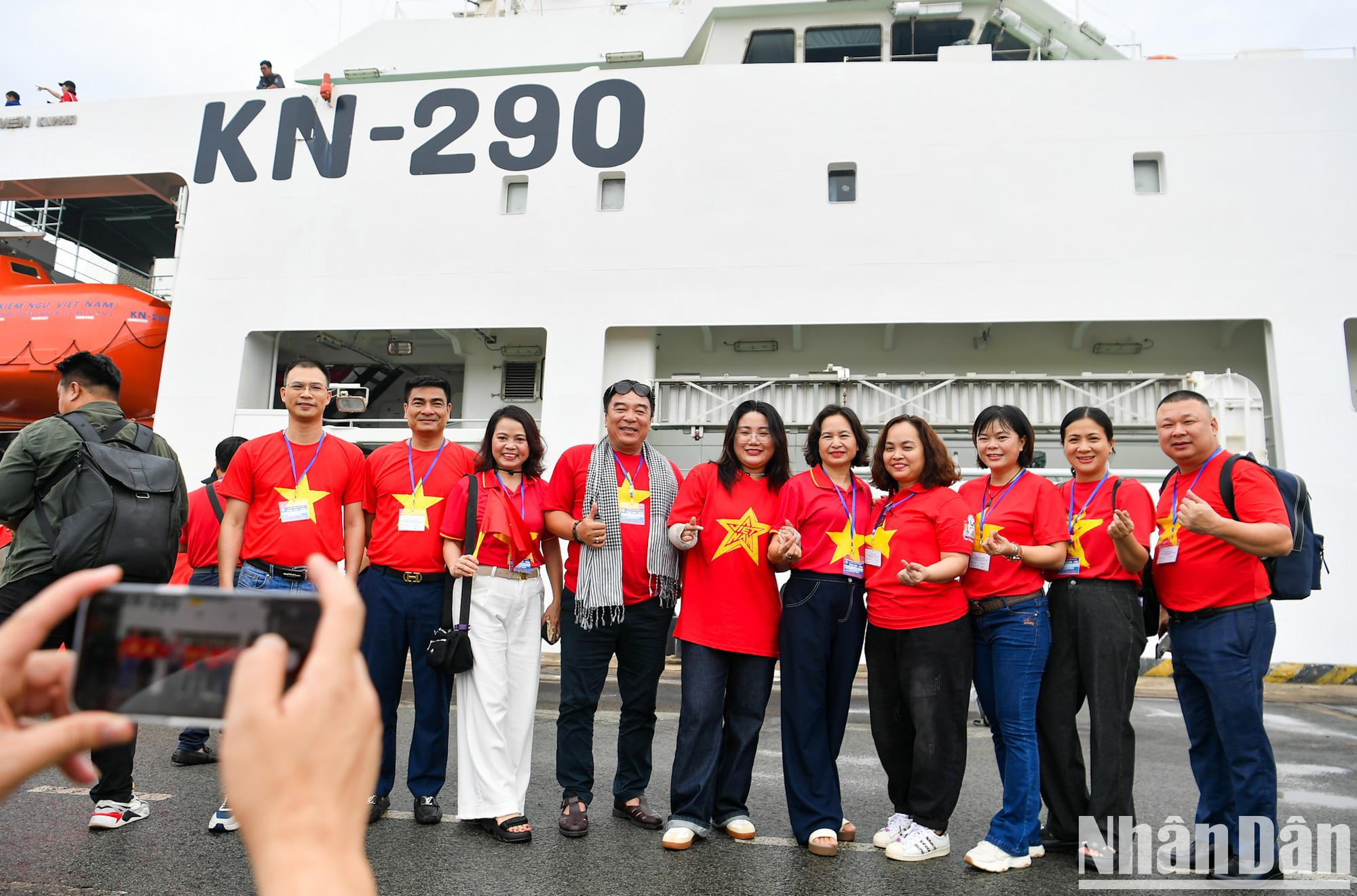 Los delegados registran momentos memorables antes de embarcar en el buque KN-290 hacia Truong Sa. Los delegados registran momentos memorables antes de embarcar en el buque KN-290 hacia Truong Sa.
