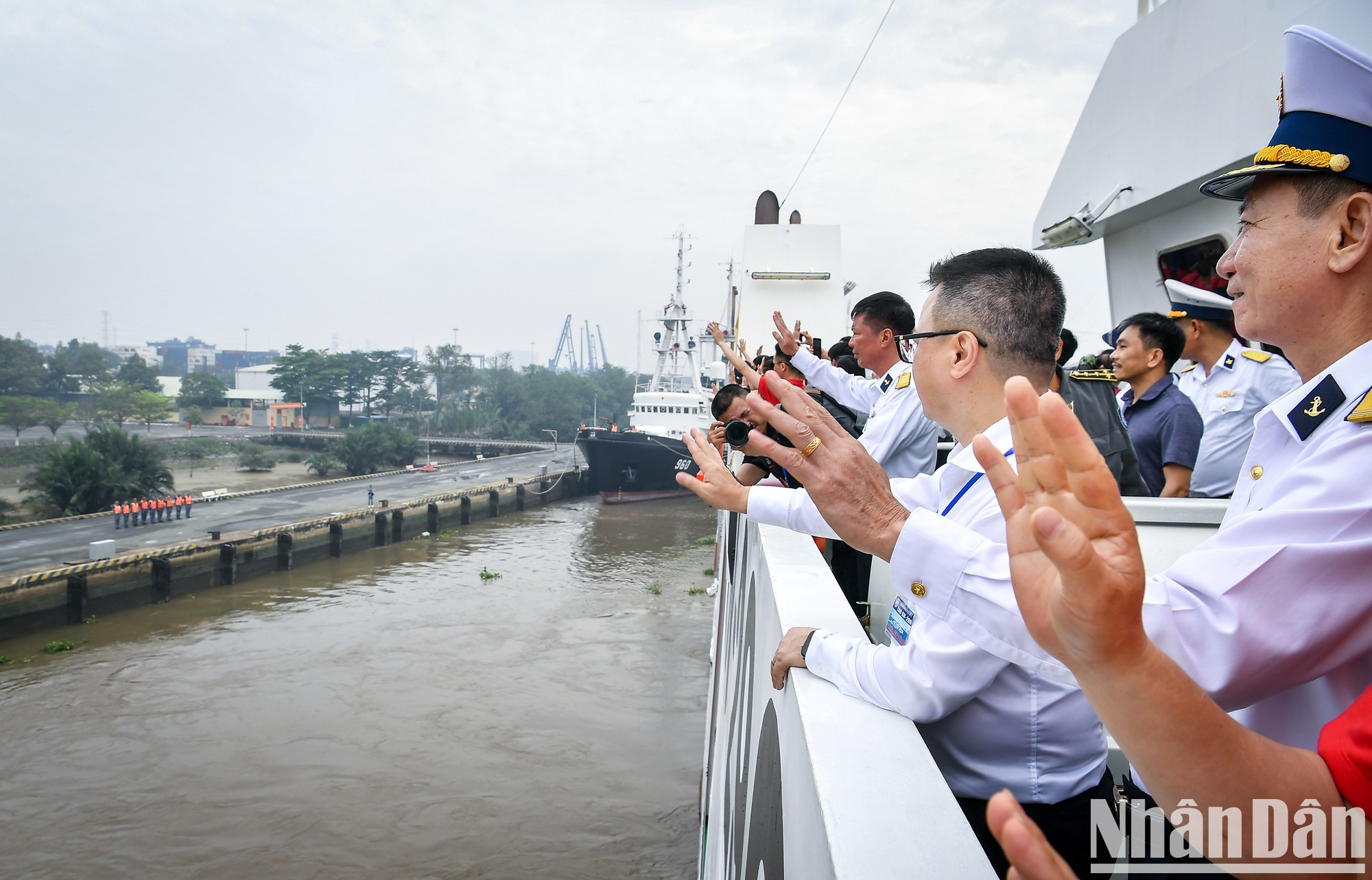 A bordo del KN-290, los 100 periodistas inician su viaje hacia Truong Sa para alentar a soldados y residentes locales. A bordo del KN-290, los 100 periodistas inician su viaje hacia Truong Sa para alentar a soldados y residentes locales.