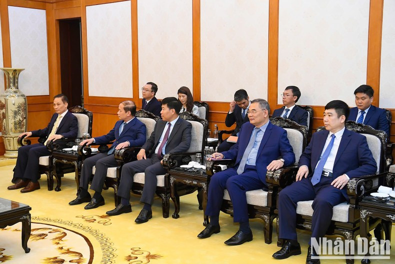 Delegados vietnamitas participan en la recepción. Delegados vietnamitas participan en la recepción.