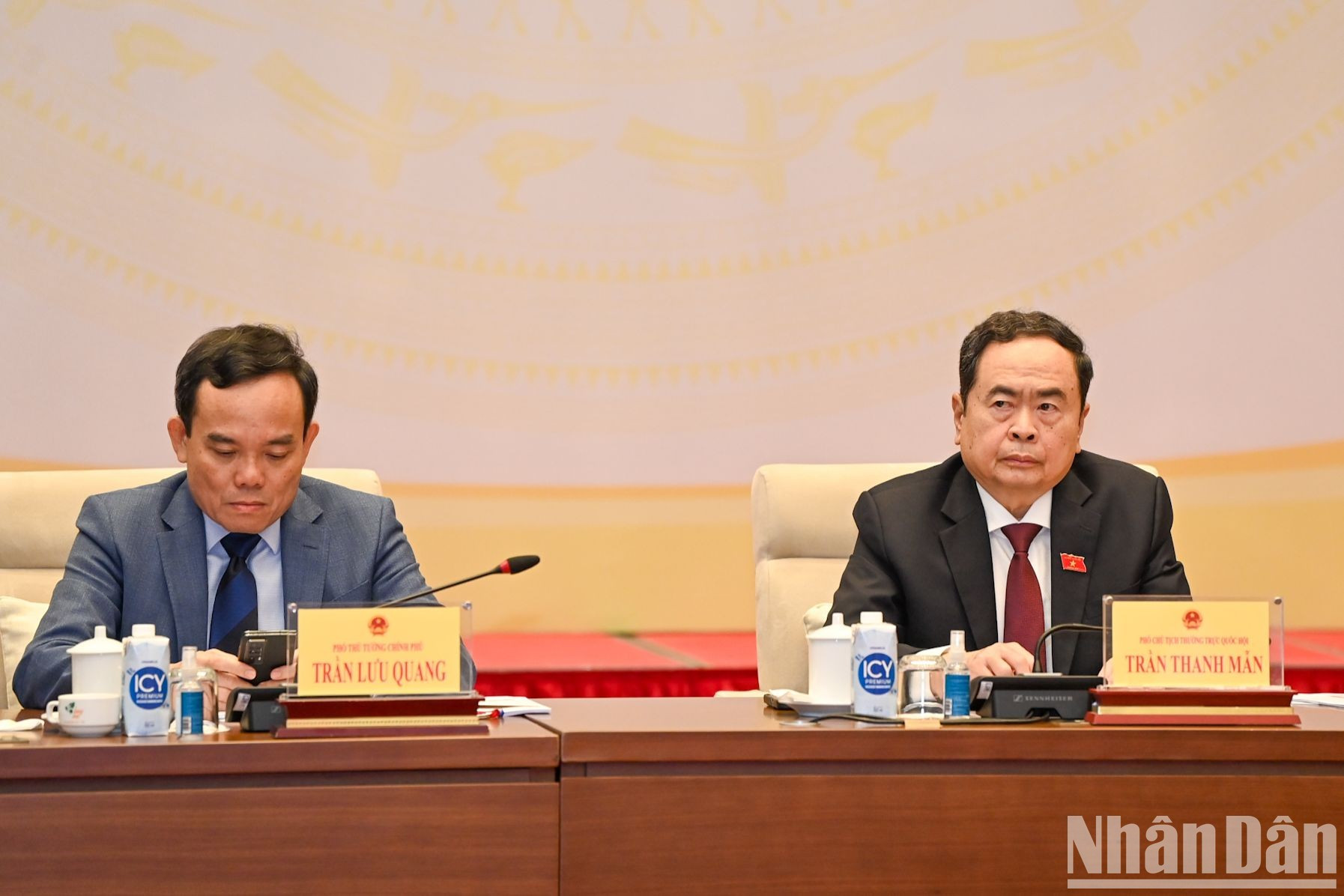 El vicepresidente permanente de la AN, Tran Thanh Man, y el viceprimer ministro, Tran Luu Quang, en la conferencia.