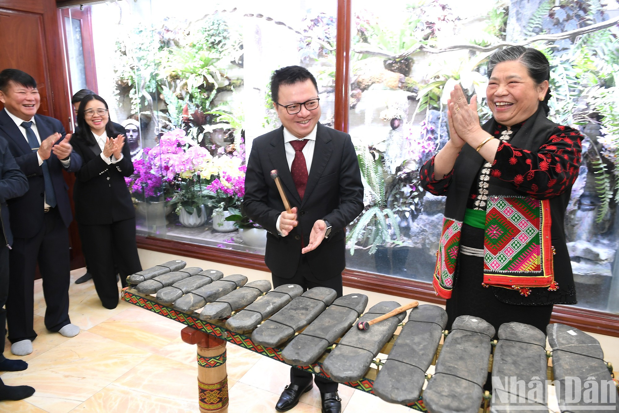 En la visita a la camarada Tong Thi Phong. En la visita a la camarada Tong Thi Phong.