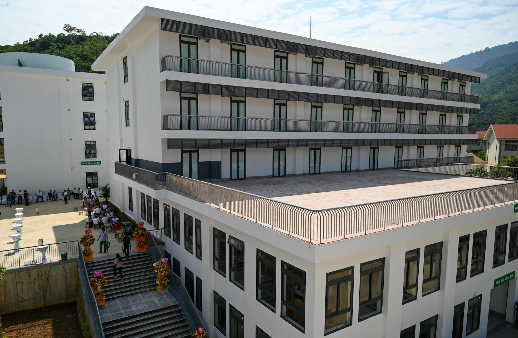 Área de comedor, cocina y dormitorio para estudiantes de la escuela.