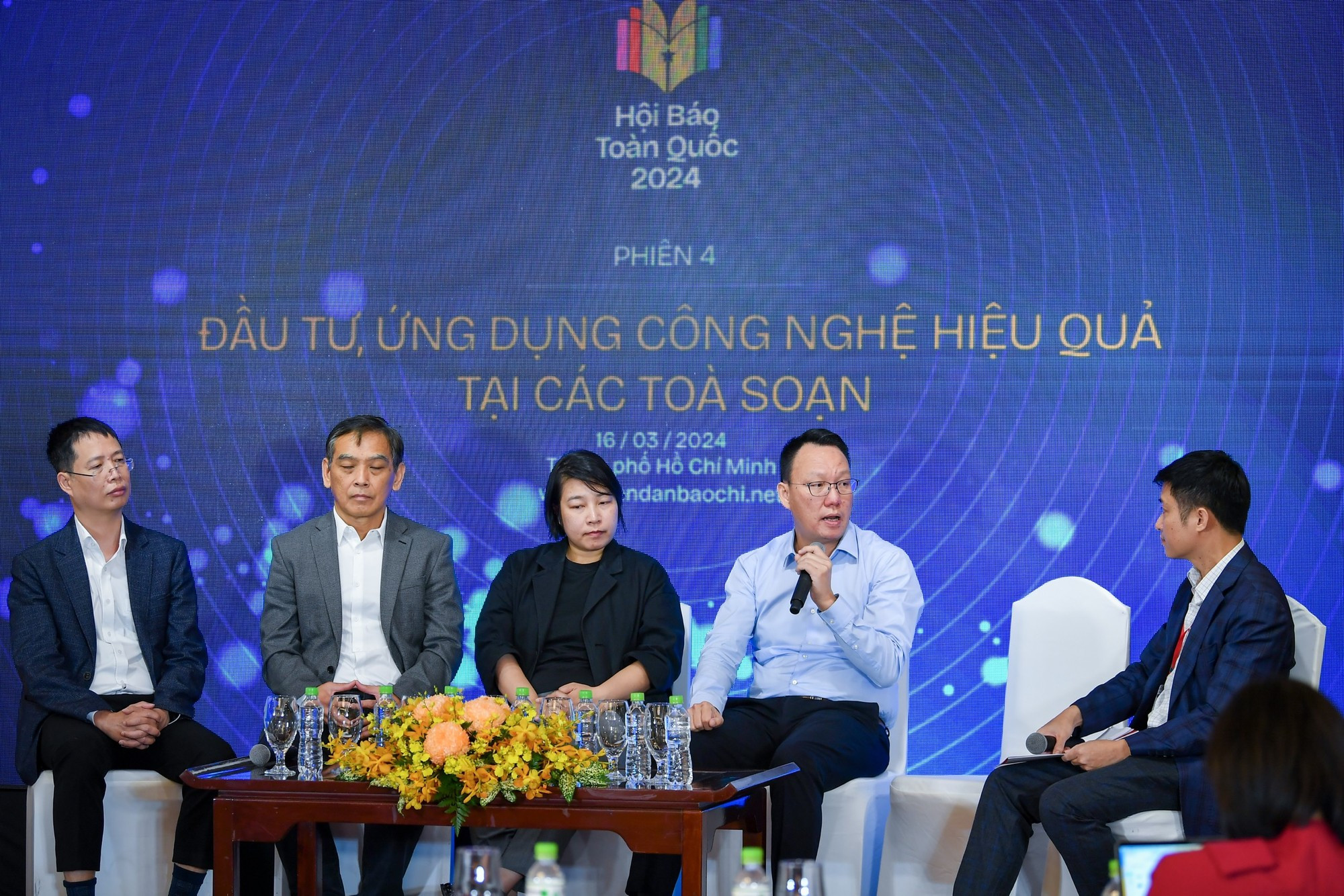 El debate cuenta con la participación de Lee Kah Whye, directora regional de la Asociación Mundial de Periódicos y Editores de Noticias; Nguyen Thi Thuy Duong, experta en el programa Google News Initiative (GNI) de la corporacion Google Corporation; Tran Viet Hung, editor jefe adjunto del periódico Thanh Nien y Pham Anh Chien, subdirector de VTV Digital. El debate cuenta con la participación de Lee Kah Whye, directora regional de la Asociación Mundial de Periódicos y Editores de Noticias; Nguyen Thi Thuy Duong, experta en el programa Google News Initiative (GNI) de la corporacion Google Corporation; Tran Viet Hung, editor jefe adjunto del periódico Thanh Nien y Pham Anh Chien, subdirector de VTV Digital.