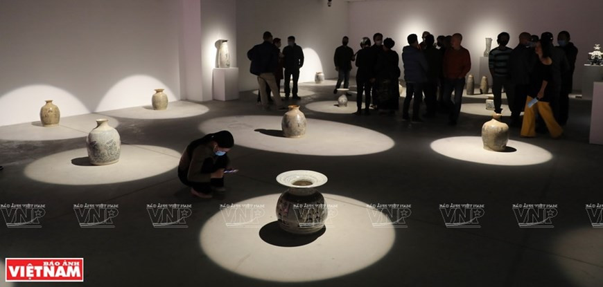 Con el uso sutil de la luz, la exposición agrega más belleza a las obras de cerámica ( Foto: VNA) Con el uso sutil de la luz, la exposición agrega más belleza a las obras de cerámica ( Foto: VNA)