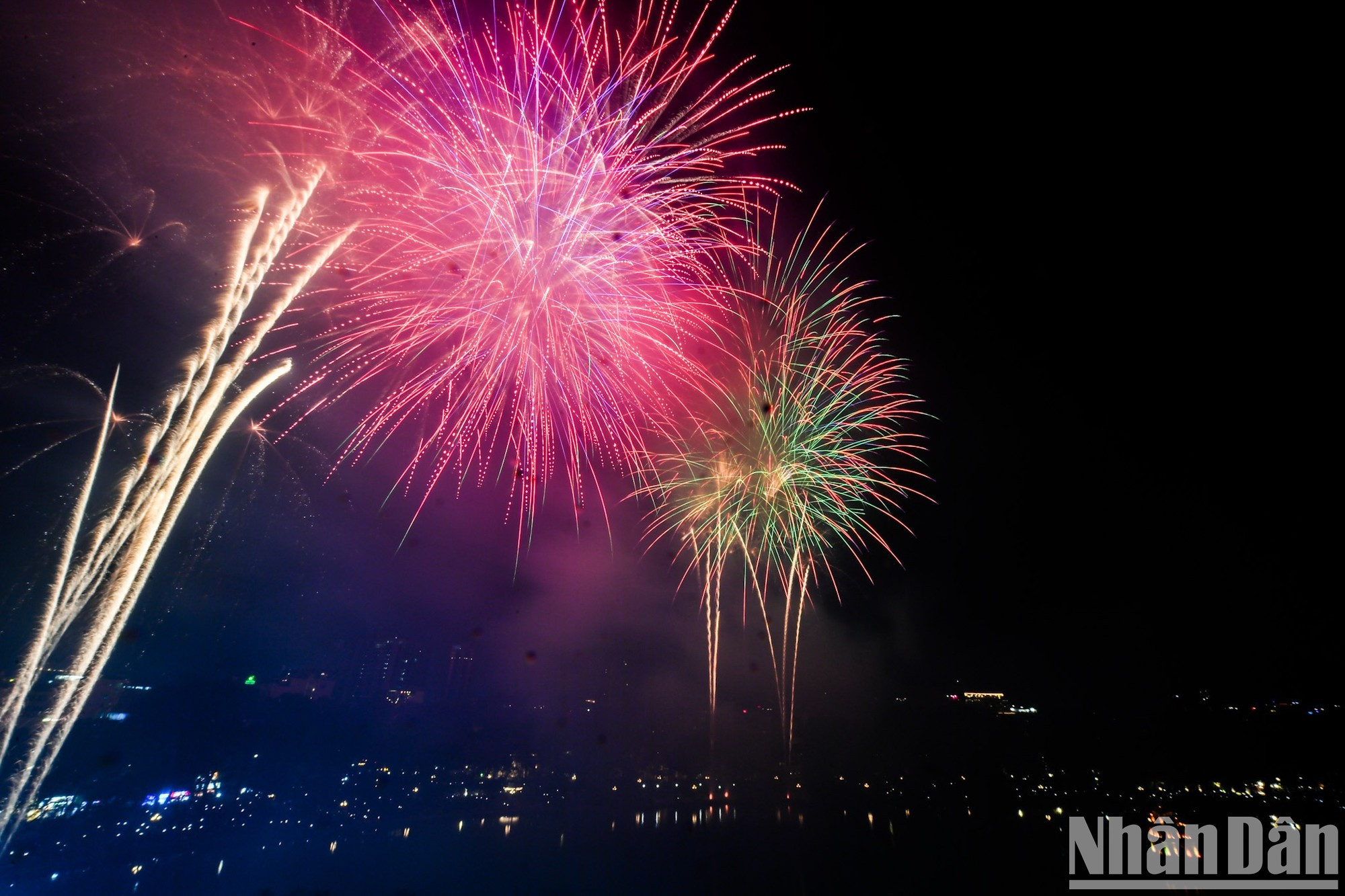Los fuegos artificiales pintan el cielo nocturno de Hanói con destellos de luz. Los fuegos artificiales pintan el cielo nocturno de Hanói con destellos de luz.