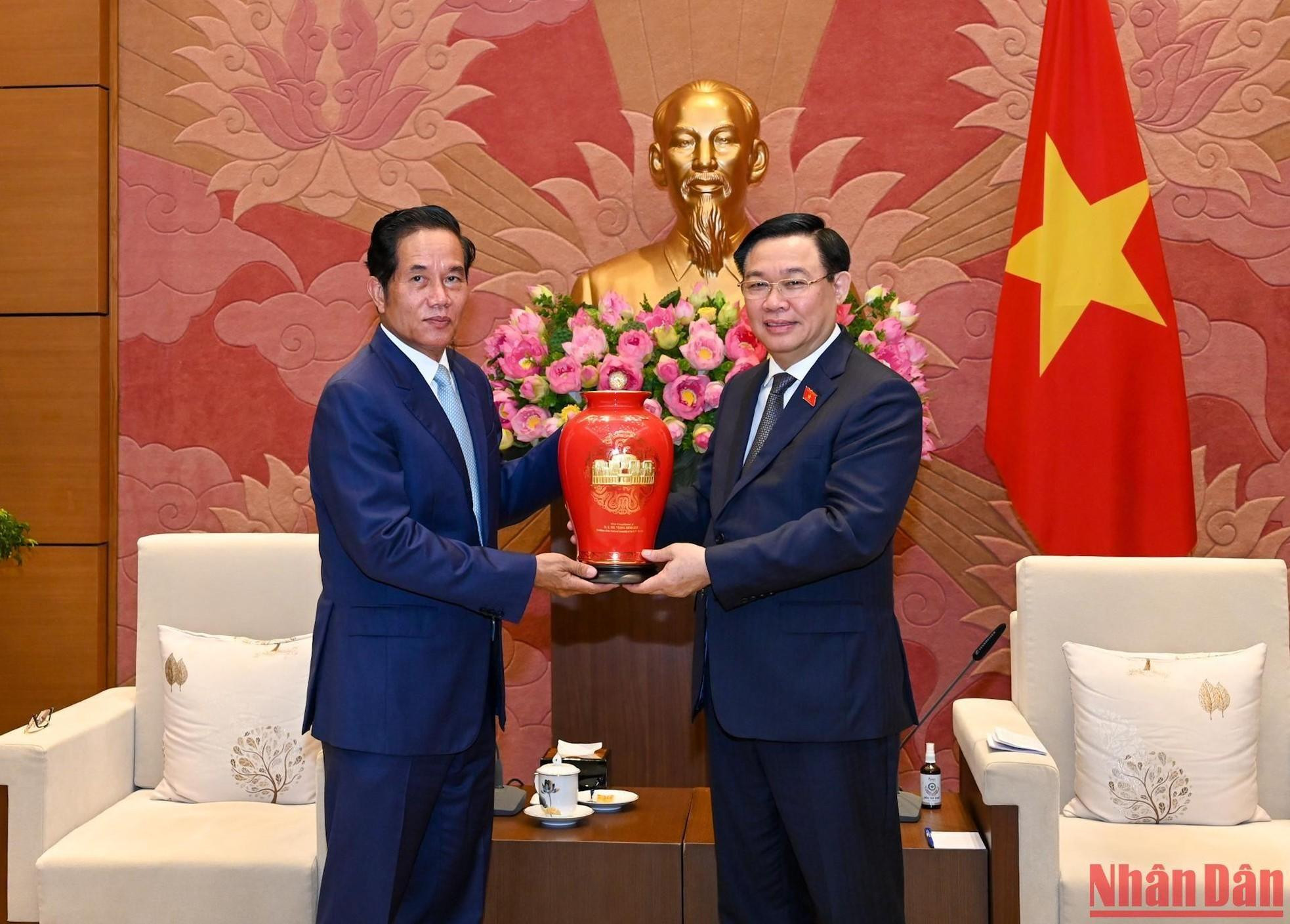 El presidente de la AN, Vuong Dinh Hue, entrega obsequios al gobernador de Phnom Penh, Khuong Sreng. El presidente de la AN, Vuong Dinh Hue, entrega obsequios al gobernador de Phnom Penh, Khuong Sreng.