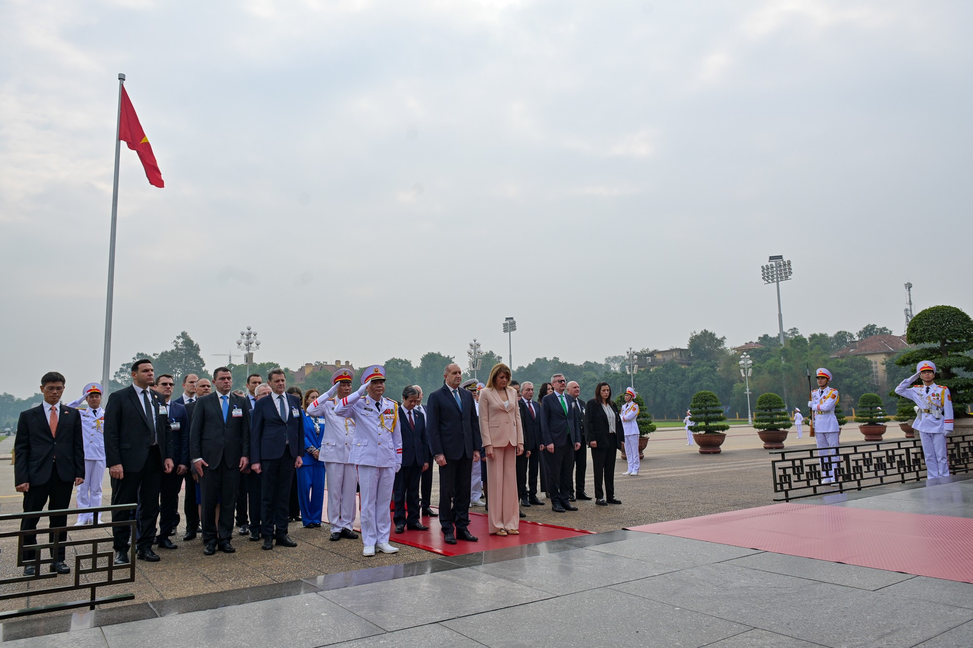 El Presidente búlgaro Rumen Radev, su esposa y la delegación búlgara rinden homenaje al Presidente Ho Chi Minh. El Presidente búlgaro Rumen Radev, su esposa y la delegación búlgara rinden homenaje al Presidente Ho Chi Minh.