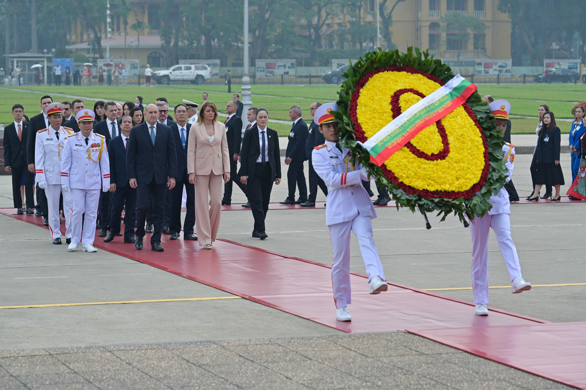El presidente búlgaro, Rumen Radev, su esposa y miembros de la delegación búlgara en la plaza Ba Dinh, frente al mausoleo de Ho Chi Minh. El presidente búlgaro, Rumen Radev, su esposa y miembros de la delegación búlgara en la plaza Ba Dinh, frente al mausoleo de Ho Chi Minh.