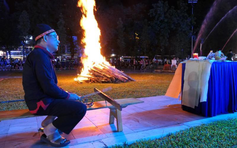 Cuando las llamas estallan, el artesano Sin Van Duong, un residente local, prepara las ofrendas, explica la razón de la celebración a los dioses, quema inciensos, sostiene una vara de bambú en la mano izquierda y un anillo de plata en la derecha.
