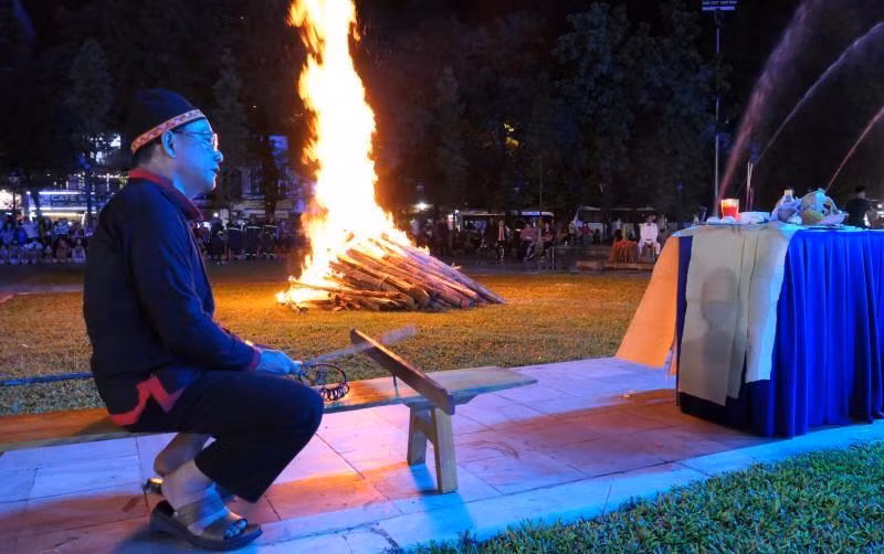Cuando las llamas estallan, el artesano Sin Van Duong, un residente local, prepara las ofrendas, explica la razón de la celebración a los dioses, quema inciensos, sostiene una vara de bambú en la mano izquierda y un anillo de plata en la derecha.
