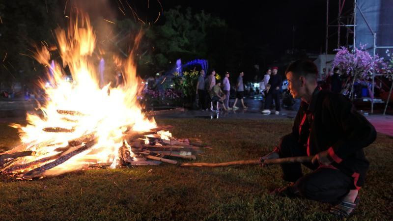En una gran parcela de tierra se queman grandes fardos de leña durante horas, formando así montones de brasas para servir al ritual.