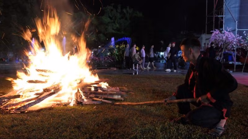 En una gran parcela de tierra se queman grandes fardos de leña durante horas, formando así montones de brasas para servir al ritual.