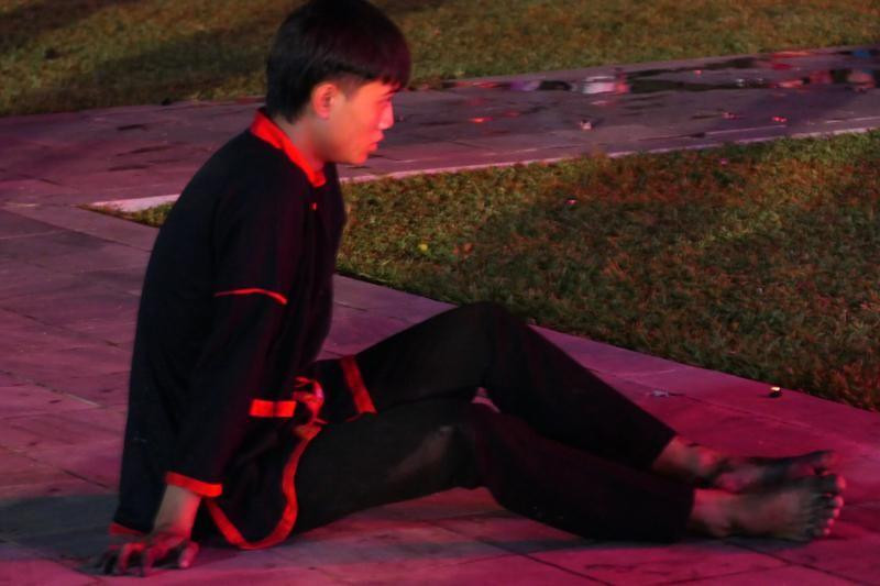 Después de saltar sobre las flamas, los pies de Ta Van Khanh están negros a causa del carbón, pero dice que no siente dolor ni quemaduras, solo un poco de cansancio.