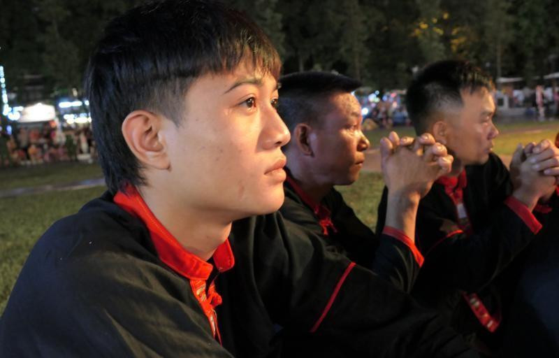 Ta Van Khanh, de 19 años de edad, de la aldea de Na Tho, comuna de Tan Bac, sigue a su maestro en este ritual desde que tenía 15 años.