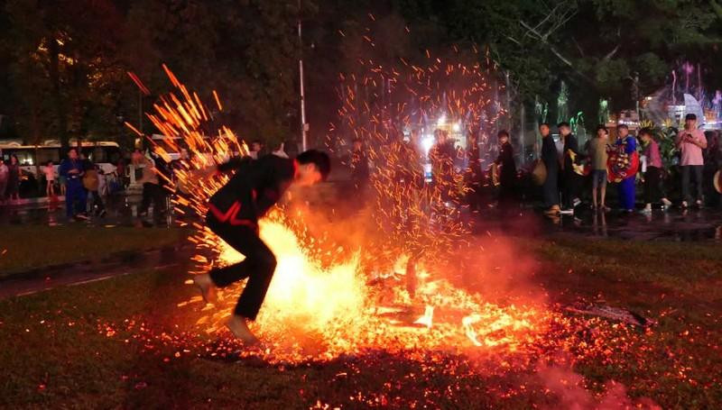 Rito de saltos sobre flama fue reconocido como patrimonio cultural inmaterial de Vietnam.