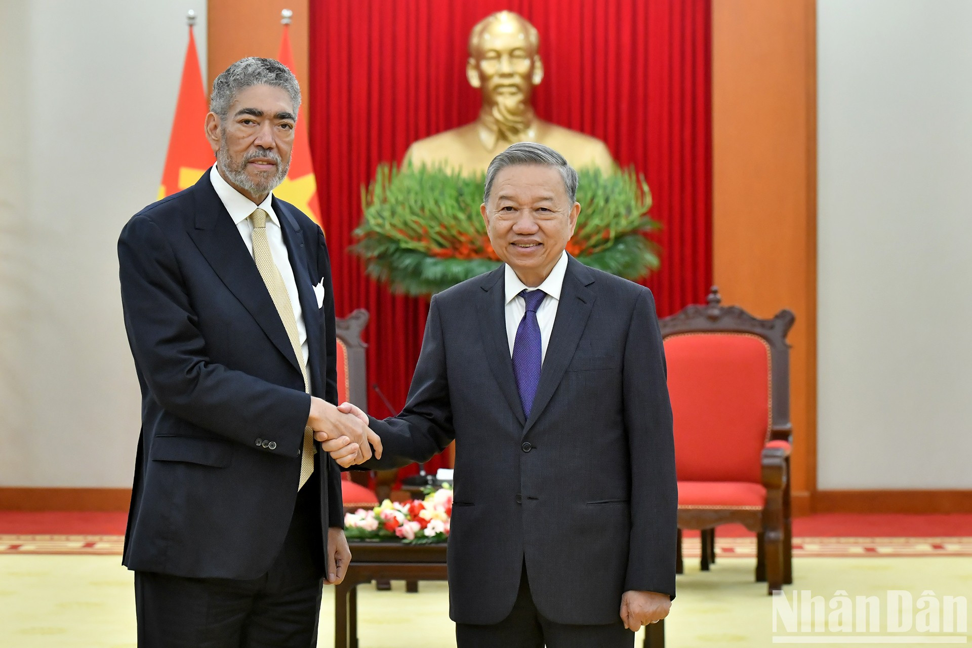 El secretario general del PCV, To Lam, recibe a Miguel Mejía, secretario general del MIU y ministro de Política de Integración Regional de República Dominicana. El secretario general del PCV, To Lam, recibe a Miguel Mejía, secretario general del MIU y ministro de Política de Integración Regional de República Dominicana.