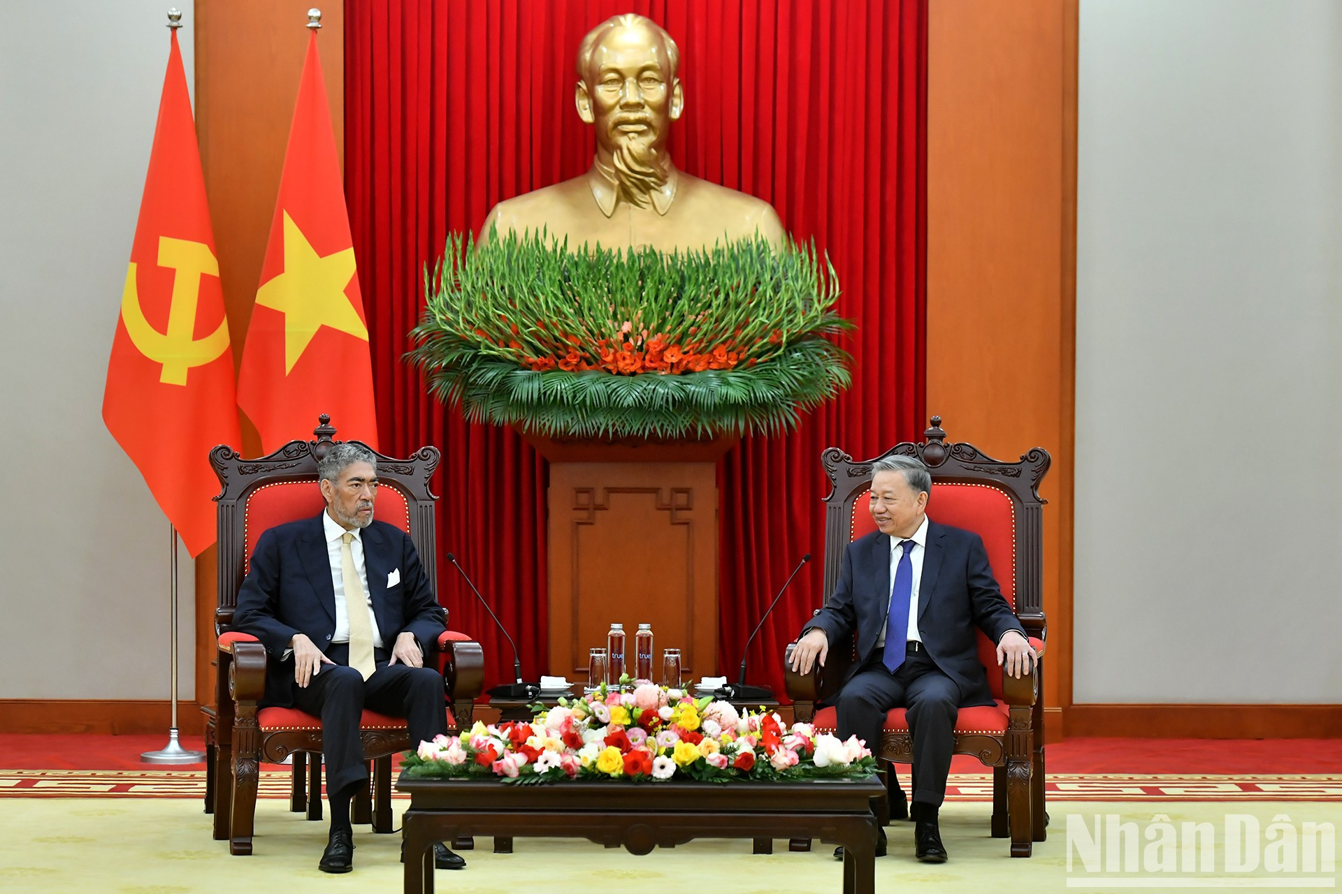 El secretario general del PCV, To Lam, recibe a Miguel Mejía, secretario general del MIU y ministro de Política de Integración Regional de República Dominicana. El secretario general del PCV, To Lam, recibe a Miguel Mejía, secretario general del MIU y ministro de Política de Integración Regional de República Dominicana.