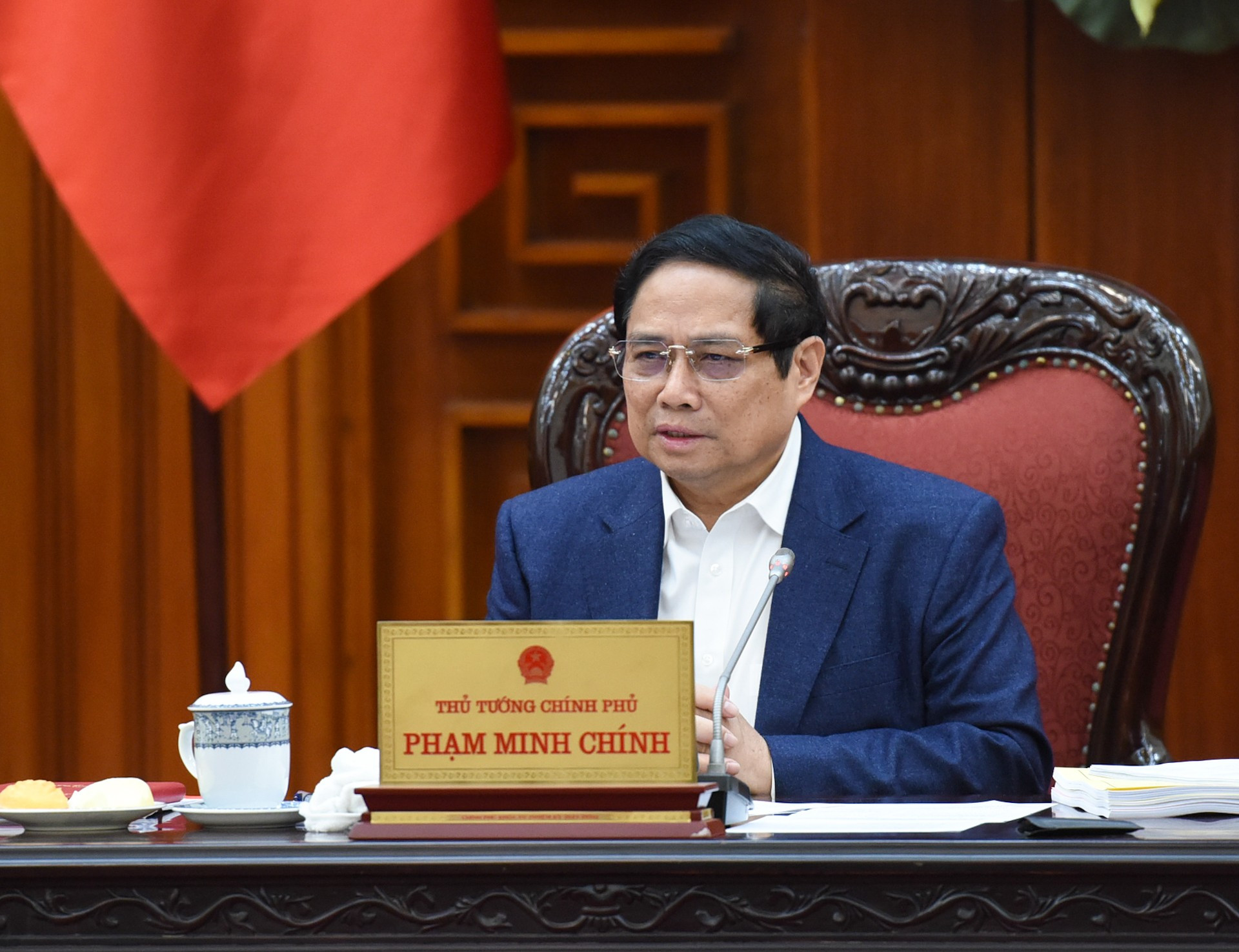 El primer ministro Pham Minh Chinh pronuncia un discurso guía para la reunión.