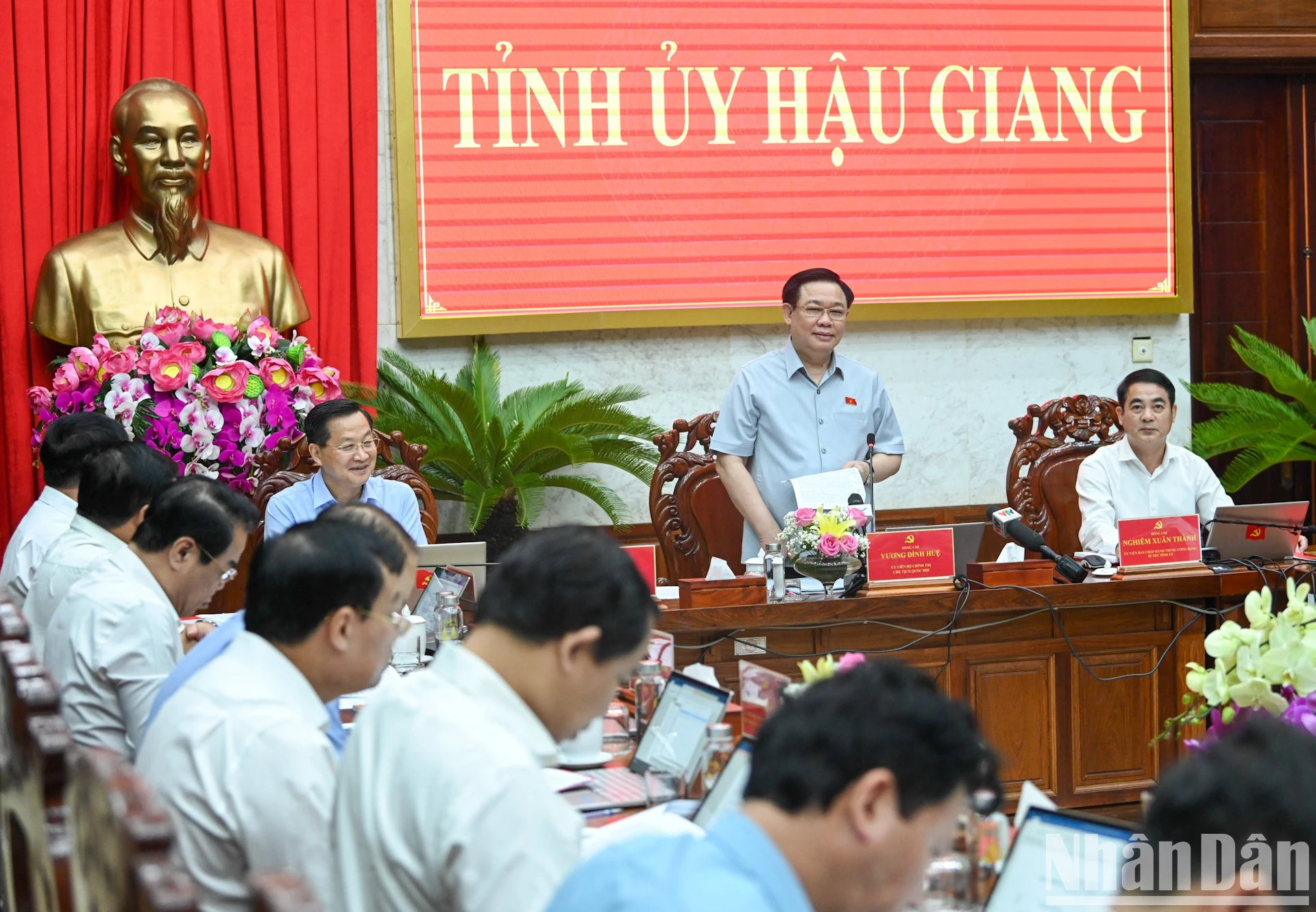 El presidente de la AN, Vuong Dinh Hue, pronuncia el discurso de apertura y propuso temas de discusión para la reunión. El presidente de la AN, Vuong Dinh Hue, pronuncia el discurso de apertura y propuso temas de discusión para la reunión.