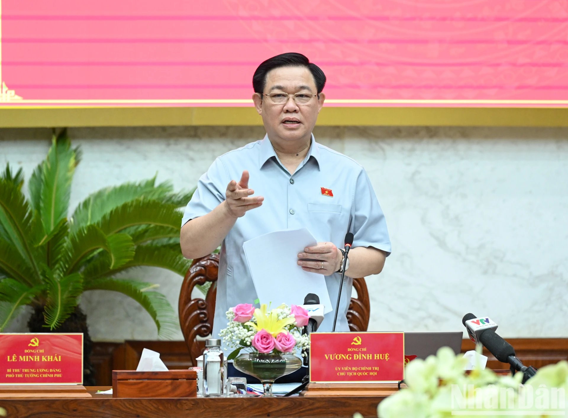 El presidente de la AN, Vuong Dinh Hue, concluye la sesión de trabajo con el Buró Ejecutivo del Comité partidista de Hau Giang. El presidente de la AN, Vuong Dinh Hue, concluye la sesión de trabajo con el Buró Ejecutivo del Comité partidista de Hau Giang.
