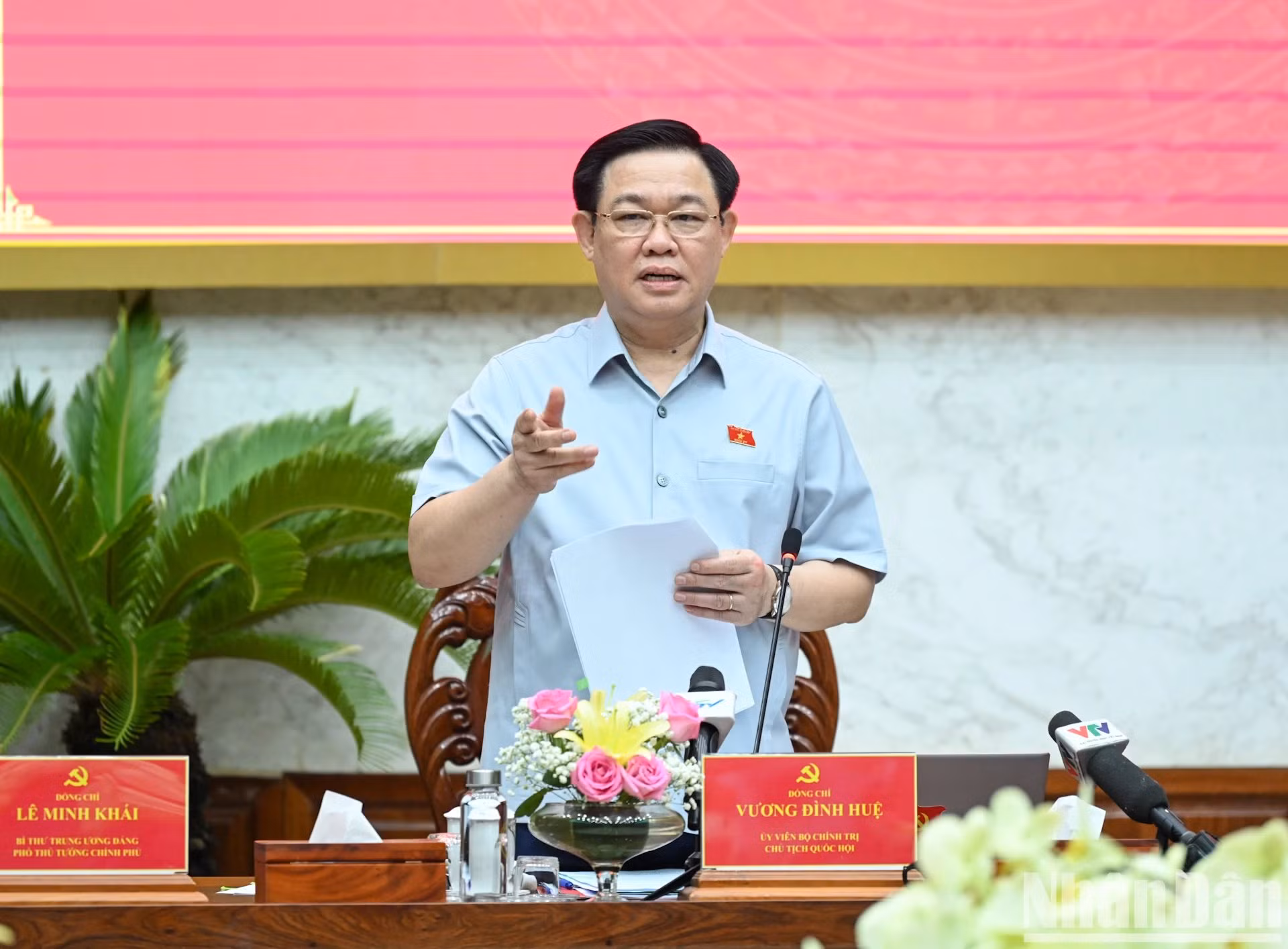 El presidente de la AN, Vuong Dinh Hue, concluye la sesión de trabajo con el Buró Ejecutivo del Comité partidista de Hau Giang.