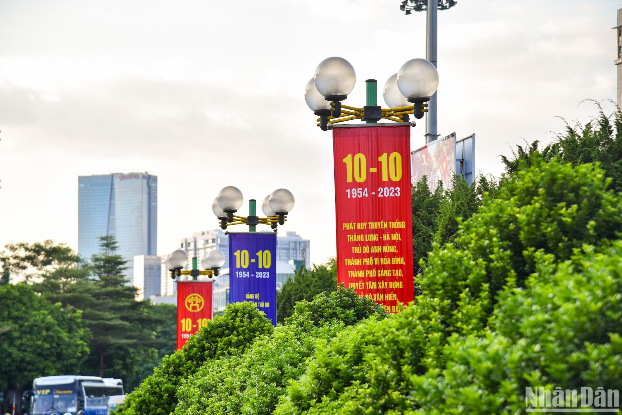 Un cartel que lleva la frase "Promover las tradiciones de Thang Long-Hanói, capital heroica y ciudad por la paz" Un cartel que lleva la frase "Promover las tradiciones de Thang Long-Hanói, capital heroica y ciudad por la paz"