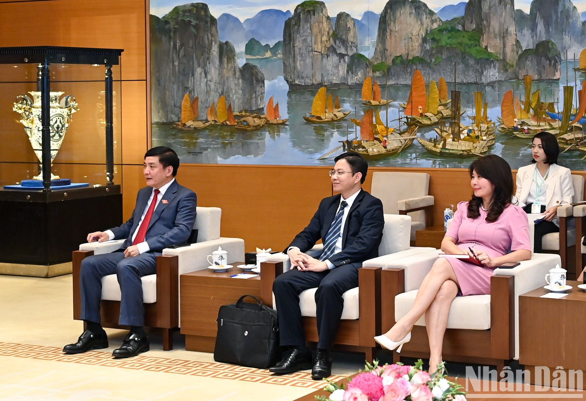 El secretario general y jefe de la Oficina de la ANV, Bui Van Cuong; el subdirector de la Comisión de Asuntos Exteriores del Comité Central del Partido Comunista de Vietnam, Ngo Le Van y la subjefa del Comité de Asuntos Exteriores de la ANV, Le Thu Ha, junto con otros delegados en la reunión.