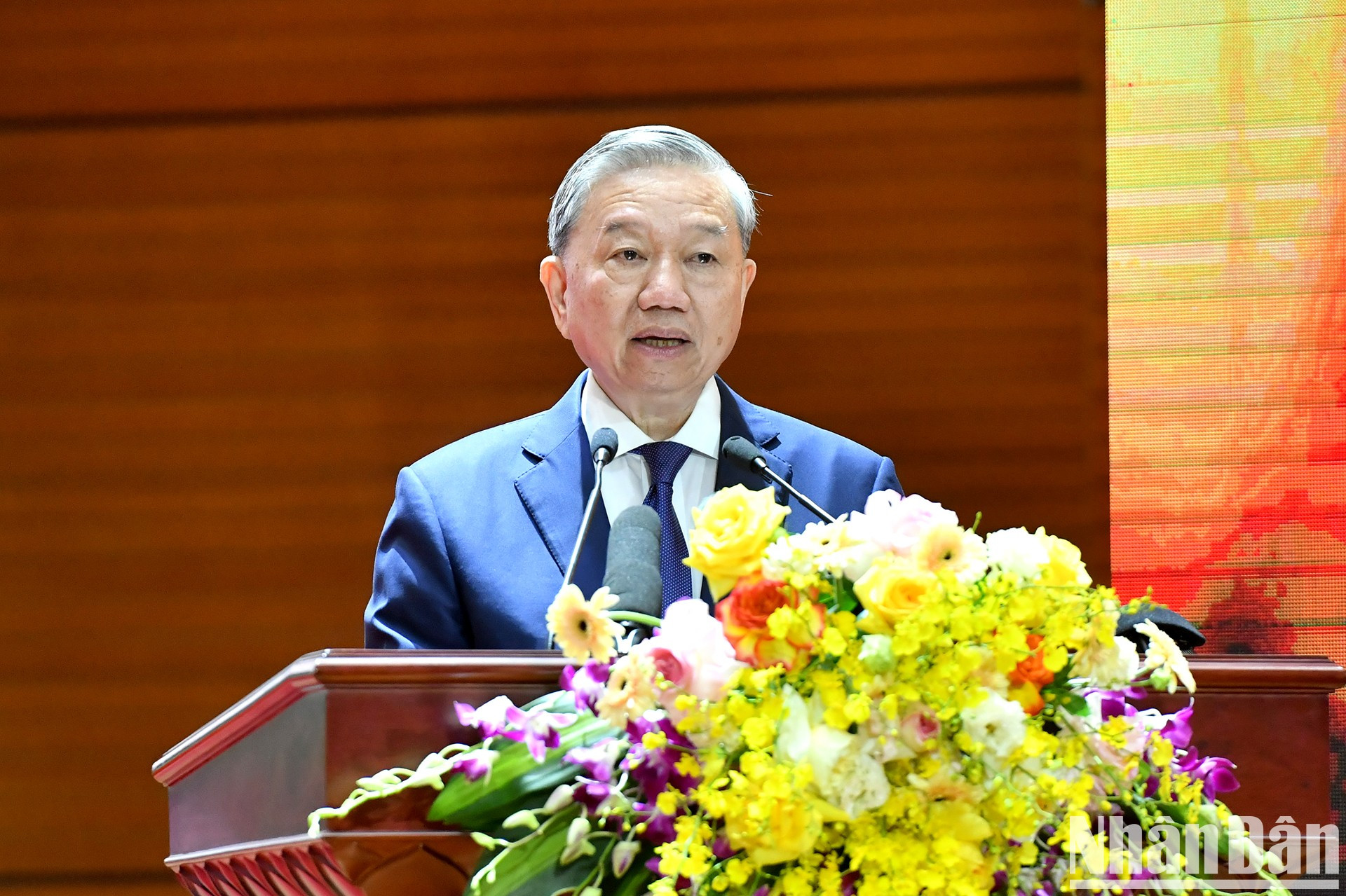 To Lam habla en la reunión. To Lam habla en la reunión.