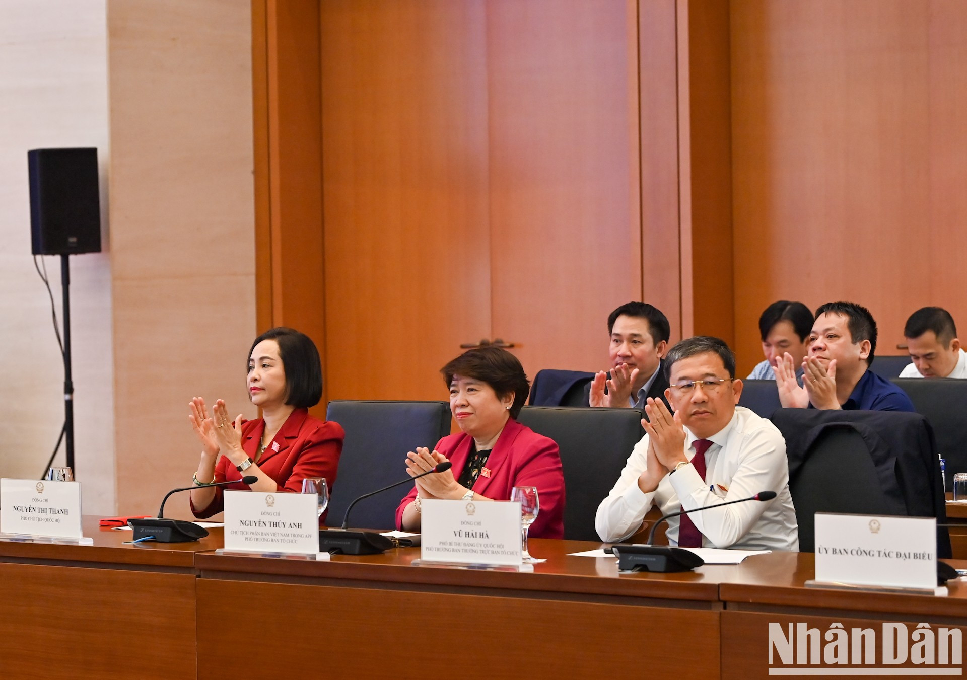 La vicepresidenta de la ANV, Nguyen Thi Thanh, y los delegados.