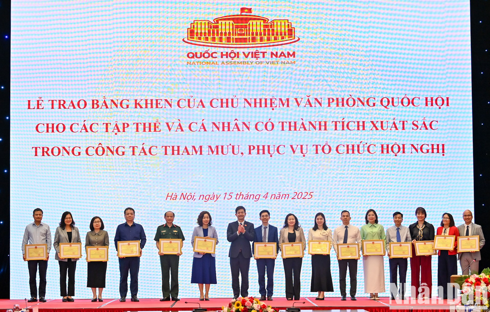 Le Quang Tung entrega certificados de mérito a los grupos.