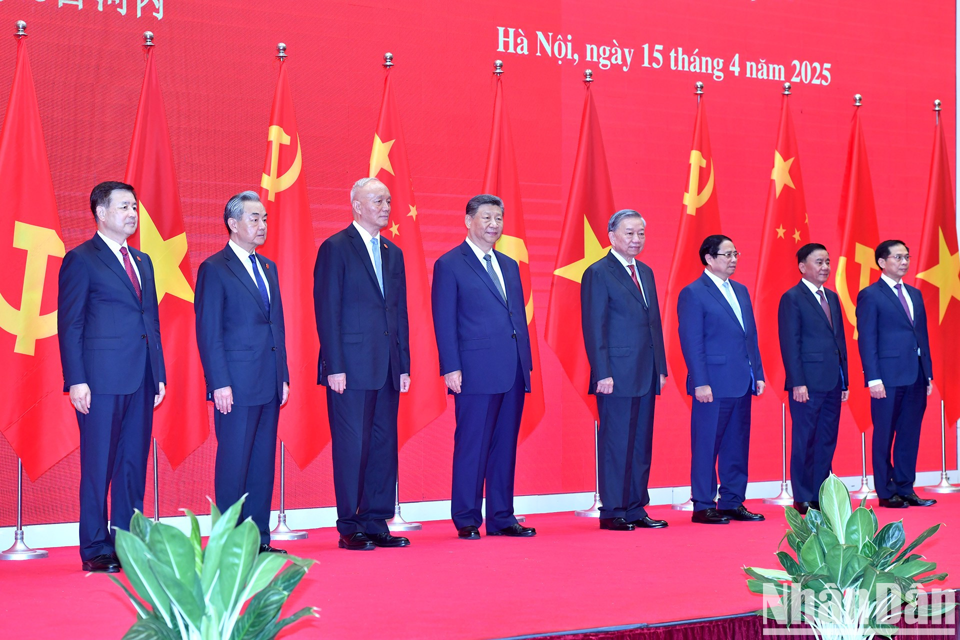 Los líderes de Vietnam y China y los delegados realizan la ceremonia de lanzamiento de la Jornada Roja: Investigación y Aprendizaje Juvenil. Los líderes de Vietnam y China y los delegados realizan la ceremonia de lanzamiento de la Jornada Roja: Investigación y Aprendizaje Juvenil.
