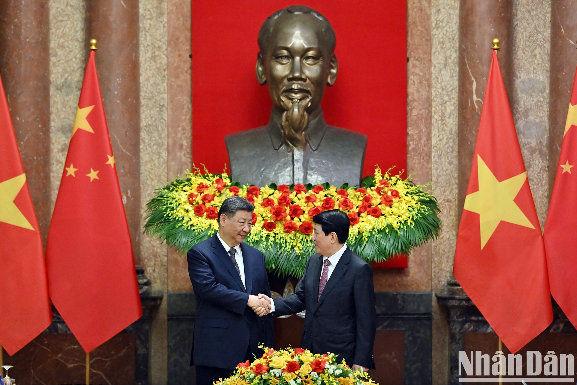 El presidente Luong Cuong da la bienvenida al secretario general del Partido Comunista de China y presidente de ese país, Xi Jinping. El presidente Luong Cuong da la bienvenida al secretario general del Partido Comunista de China y presidente de ese país, Xi Jinping.