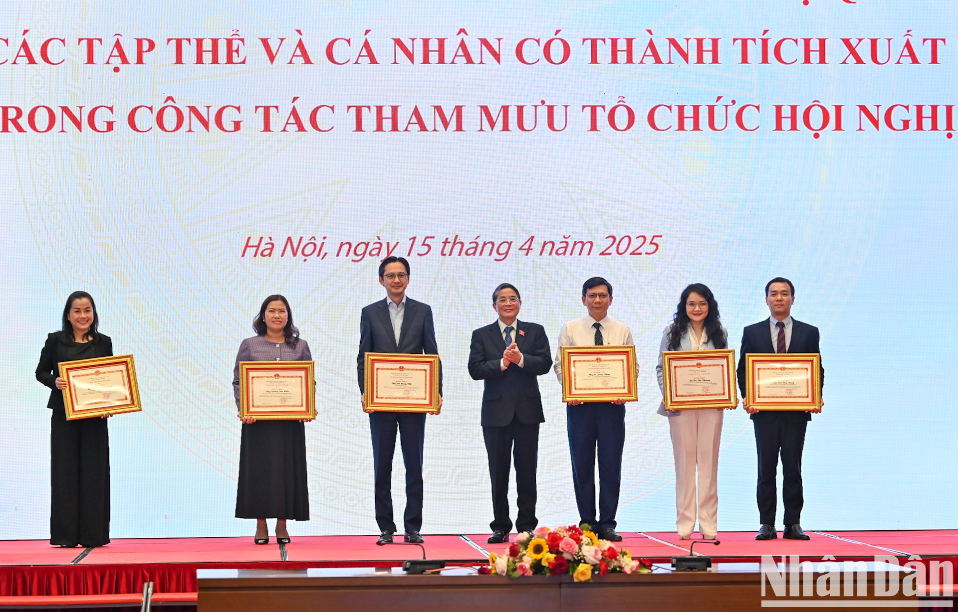 El vicepresidente de la ANV, Nguyen Duc Hai, entrega certificados de mérito del Comité Permanente del órgano legislativo a los individuos.