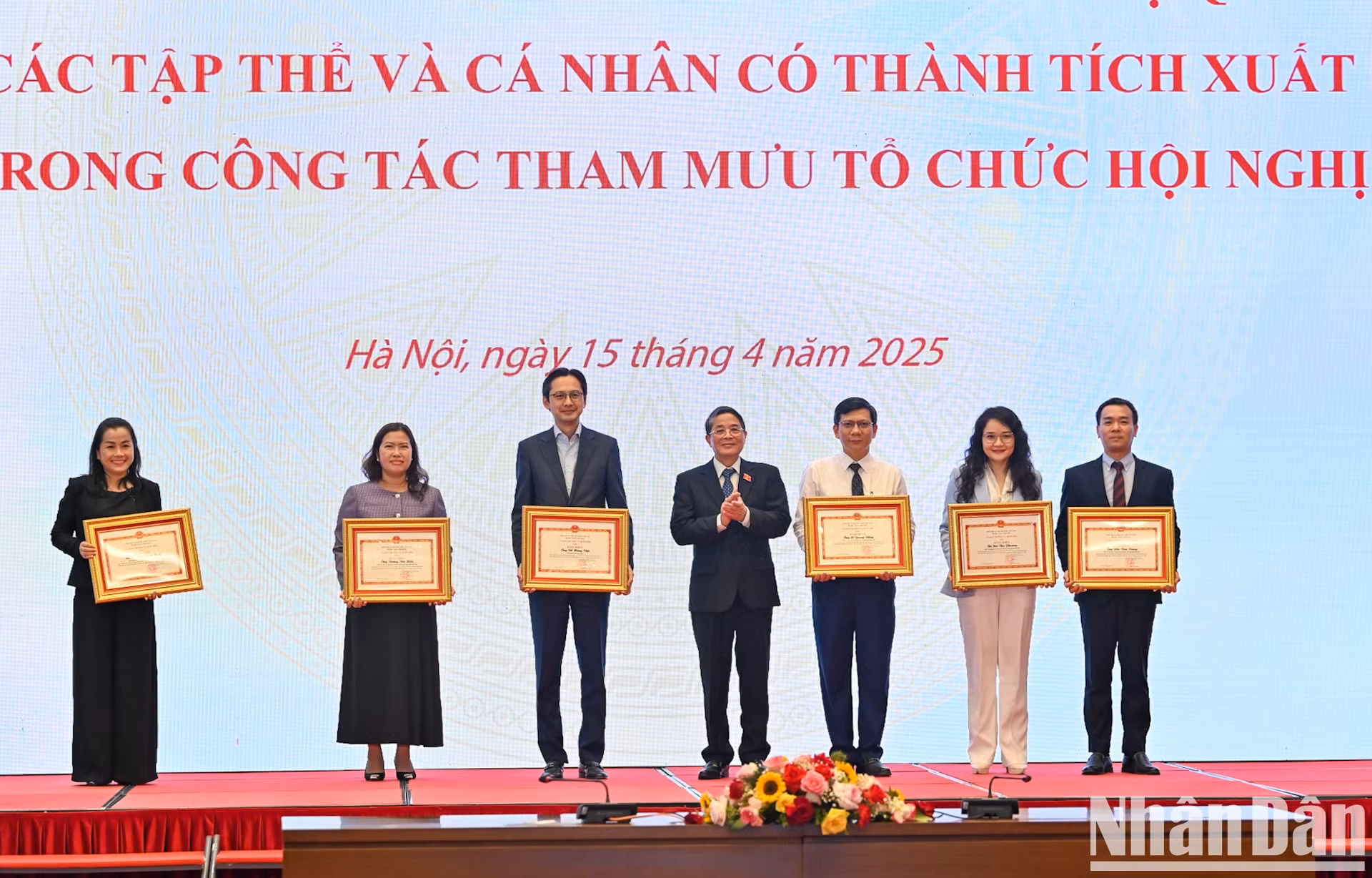 El vicepresidente de la ANV, Nguyen Duc Hai, entrega certificados de mérito del Comité Permanente del órgano legislativo a los individuos.