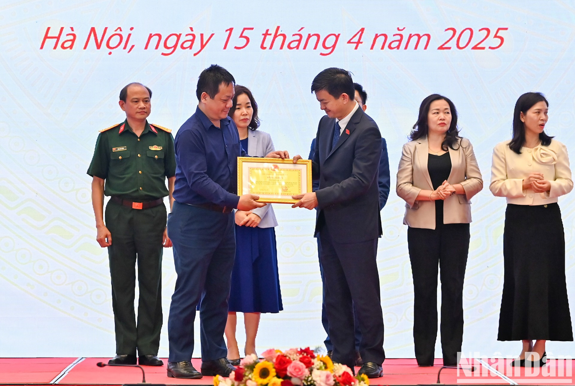 El secretario general y jefe de la Oficina de la ANV, Le Quang Tung, entrega un certificado de mérito al periódico Nhan Dan.