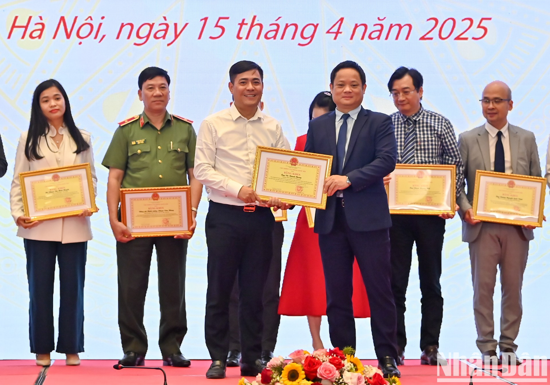 El subjefe de la Oficina de la ANV, Vu Minh Tuan, entrega certificados de mérito a los individuos.