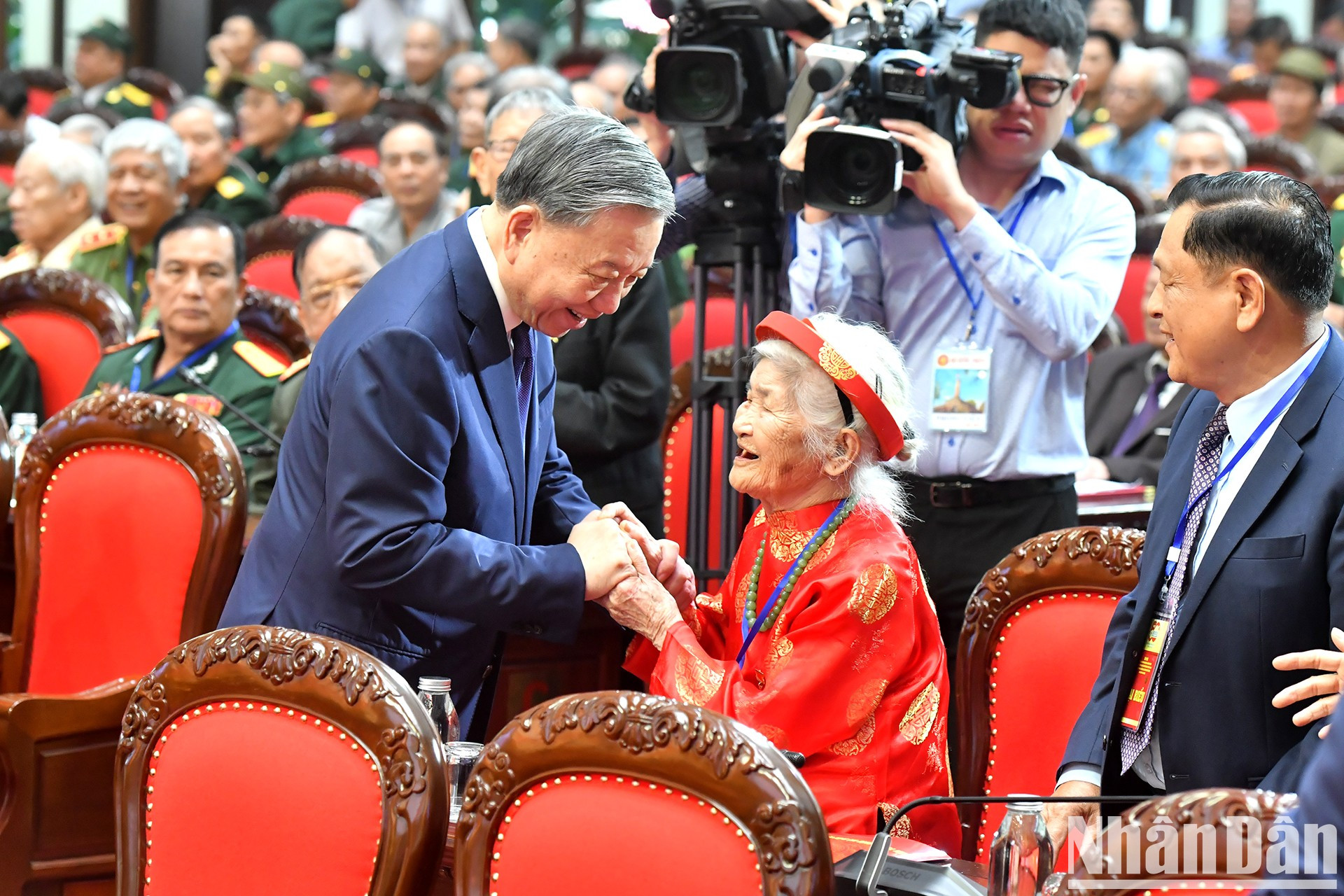 El líder partidista y las Madres Heroicas Vietnamitas en el encuentro.