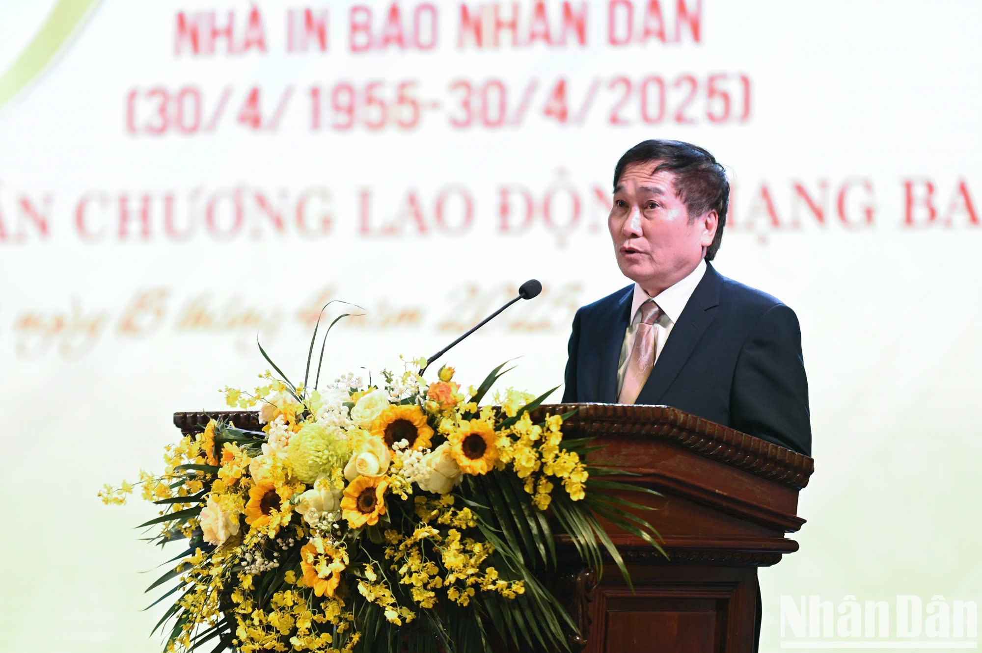 El camarada Hoang Ngoc Thach, ex subdirector de la empresa y jefe del Comité de Enlace de jubilados, habla en la cita.