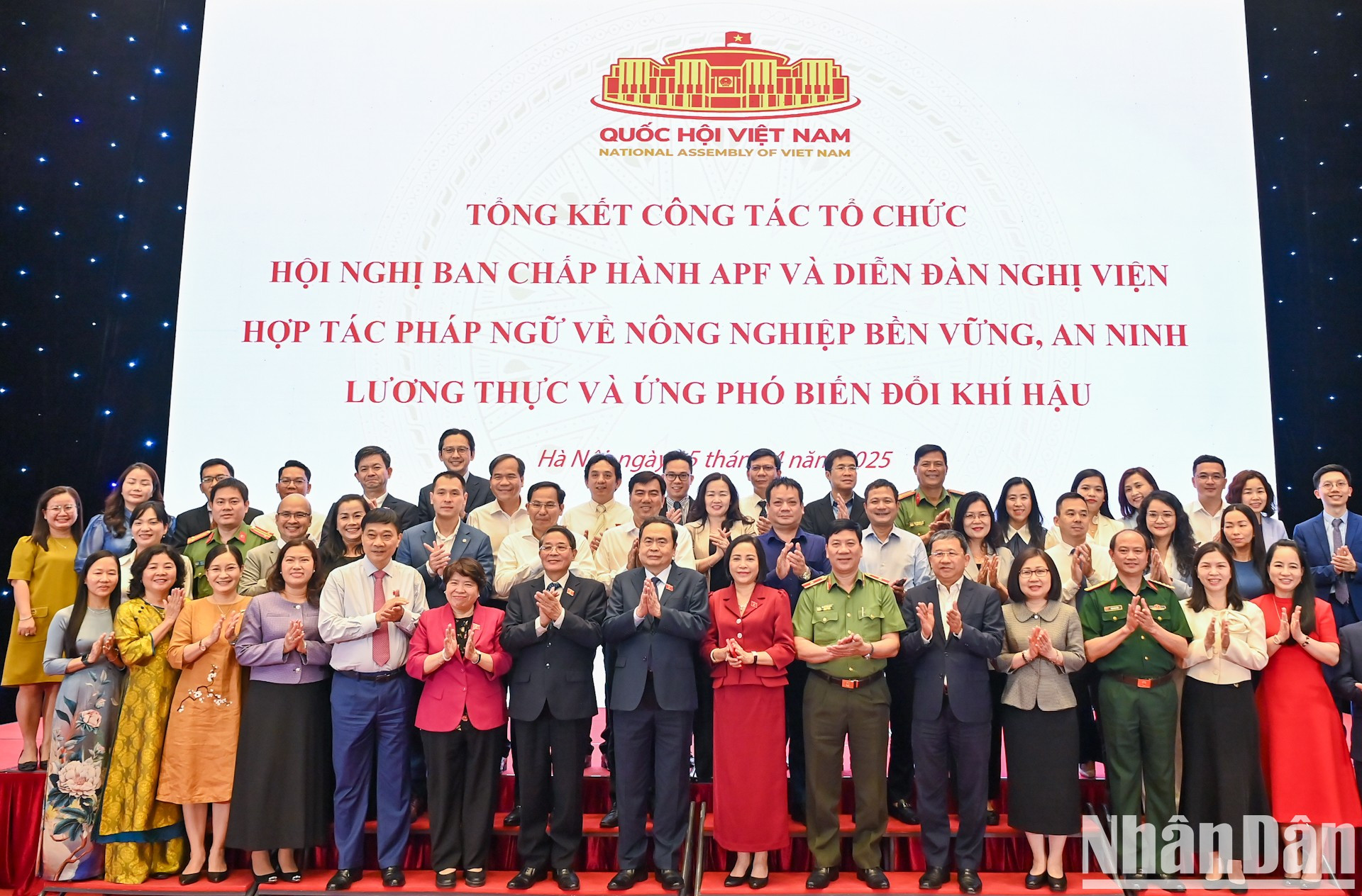 El presidente de la ANV, Tran Thanh Man, toma fotografías de recuerdo con los delegados.