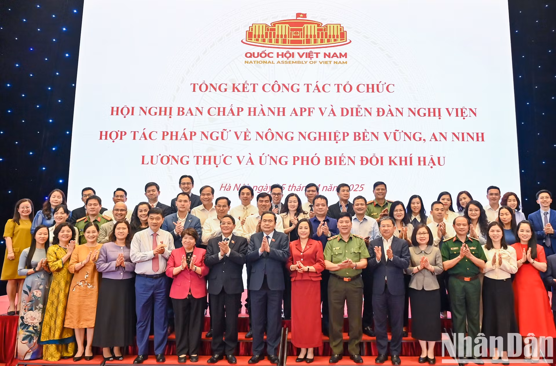 El presidente de la ANV, Tran Thanh Man, toma fotografías de recuerdo con los delegados.