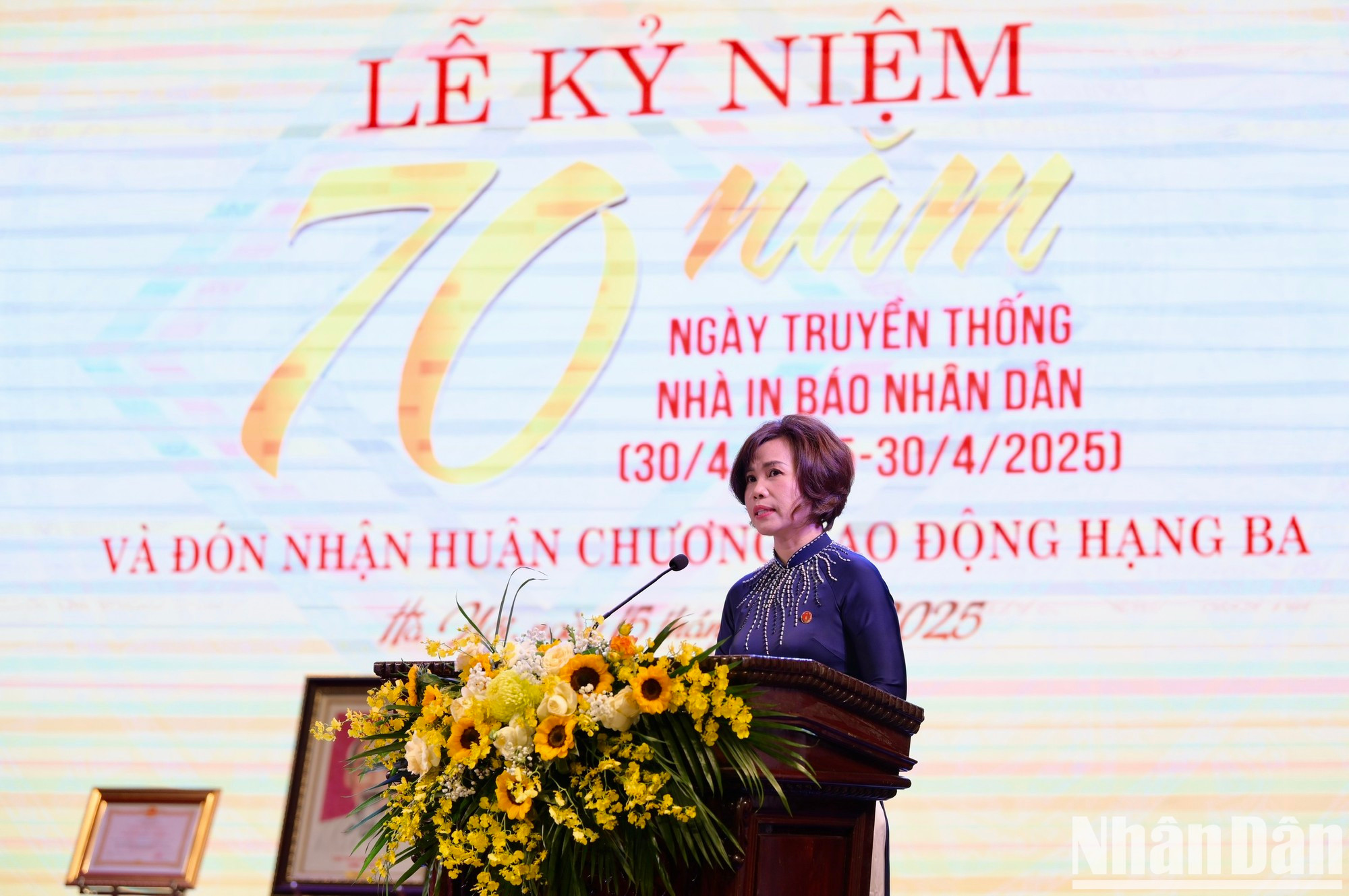 La presidenta de la Empresa de Impresión del periódico Nhan Dan, Tran Thi Kieu Thanh Binh, pronuncia un discurso de bienvenida.