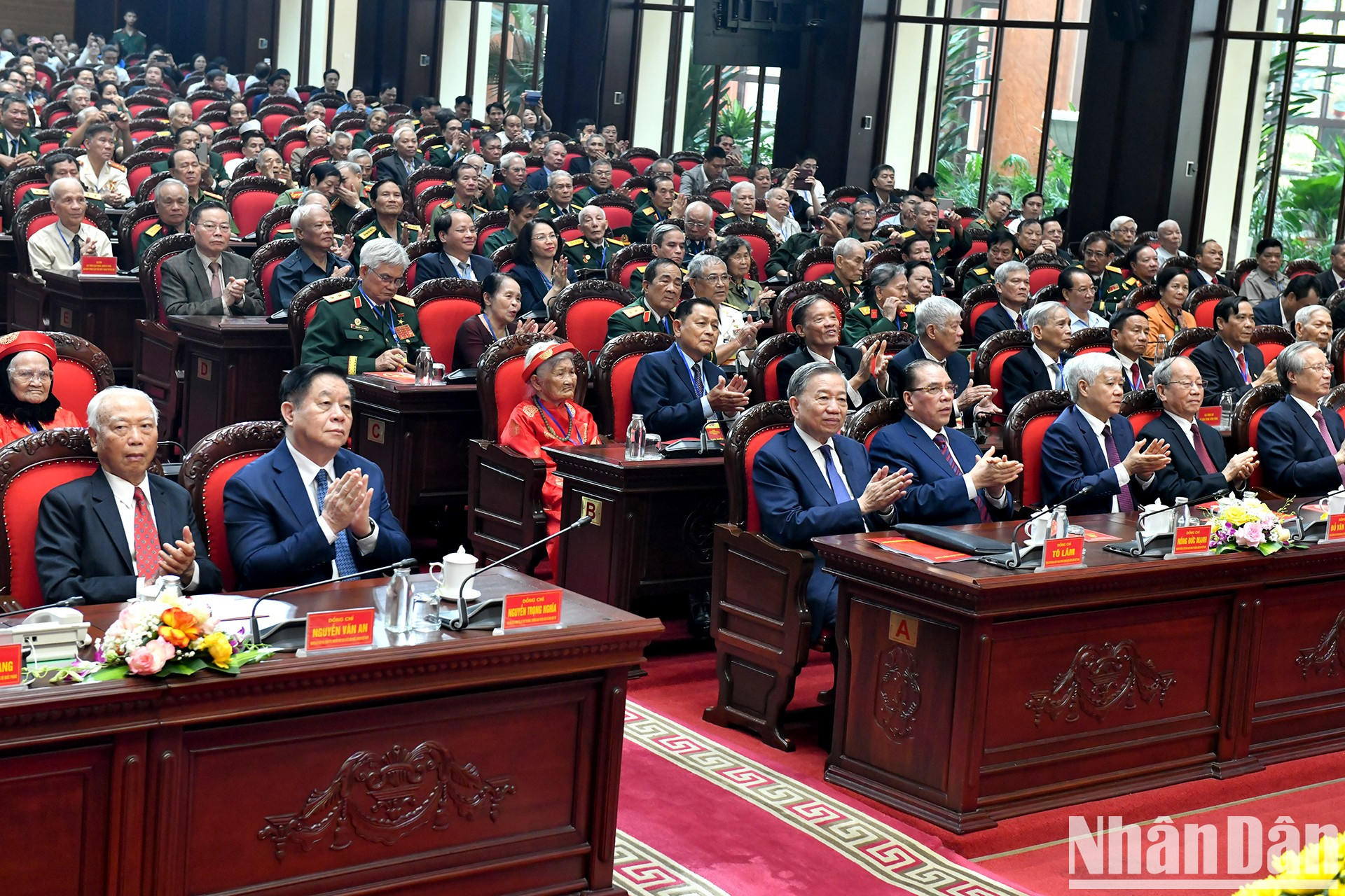 El secretario general del PCV, To Lam, junto con los dirigentes y ex líderes del Partido y del Estado y delegados. El secretario general del PCV, To Lam, junto con los dirigentes y ex líderes del Partido y del Estado y delegados.