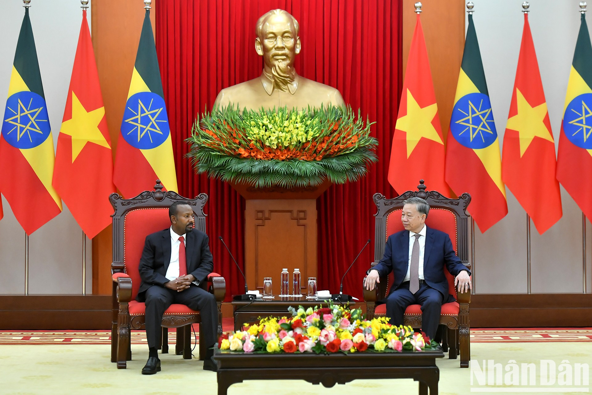 El secretario general del PCV, To Lam (derecha) y el primer ministro etíope, Abiy Ahmed Ali. El secretario general del PCV, To Lam (derecha) y el primer ministro etíope, Abiy Ahmed Ali.