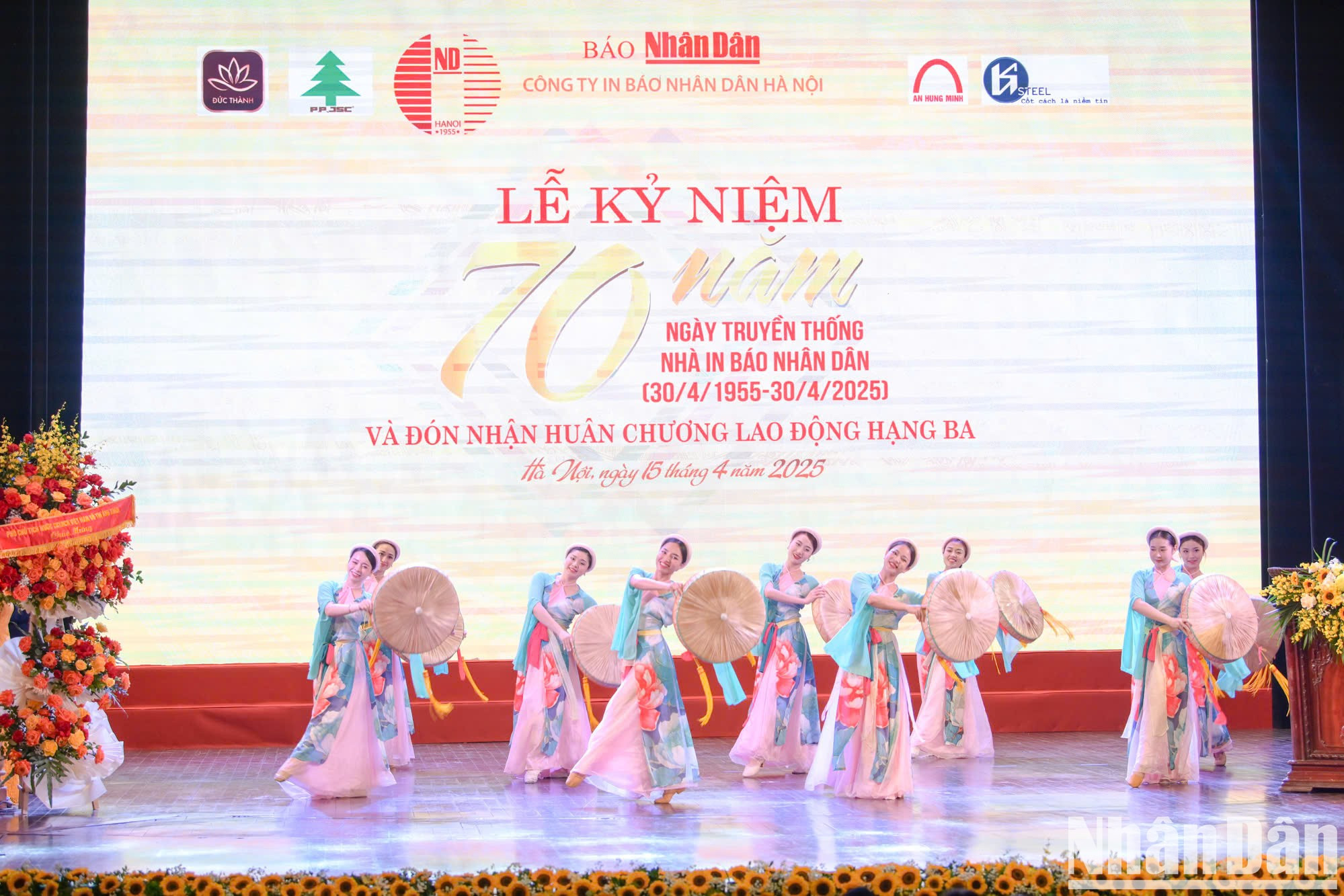 Actuación artística en el evento.